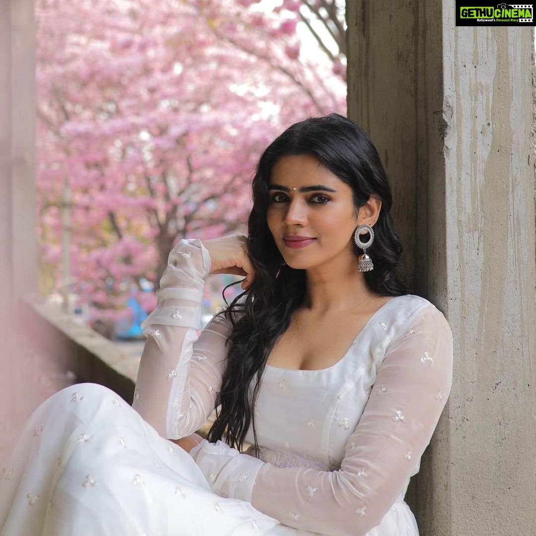 Soundariya Nanjundan Instagram - Lost in a sea of pink πΈποΈ #cherryblossom πΈ πΈ πΈ - @bhoopalm_official π«°π» Outfit- @mayon_by_subhathracouture Hairdo - @meghna_makeoverartistry πͺ· #stylebyme β¨ πΈ πΈ πΈ #soundariyananjundan #bangalore #cherryblossom #streetstyle #fashion #style #streetwear #ootd #streetphotography #fashionblogger #photography #streetfashion #street #instagood #fashionstyle #fashionista #instafashion #outfitoftheday #outfit #love #photooftheday #model #lifestyle #like #art #instagram #styleblogger #picoftheday #follow Bangalore, India