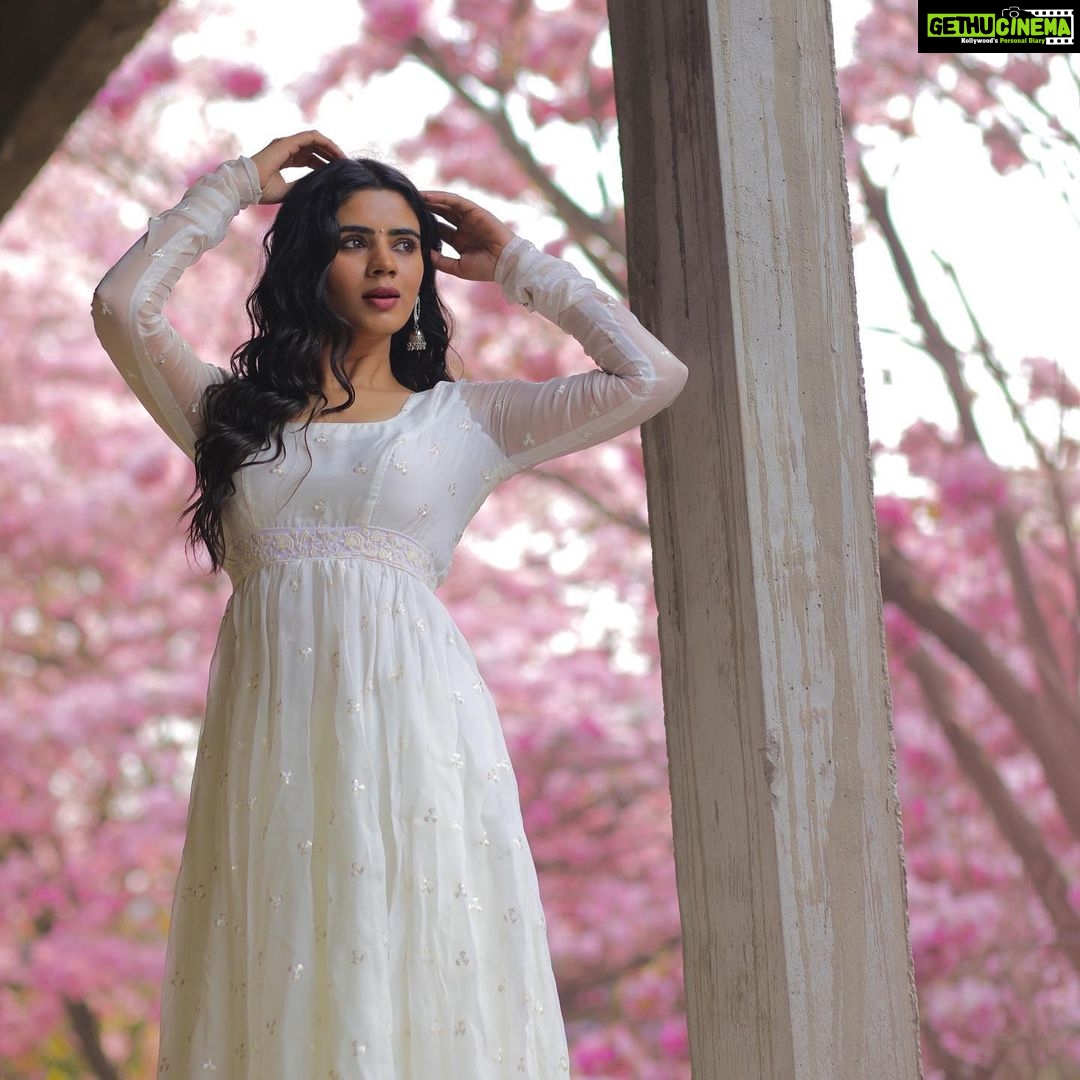 Soundariya Nanjundan Instagram - Lost in a sea of pink πΈποΈ #cherryblossom πΈ πΈ πΈ - @bhoopalm_official π«°π» Outfit- @mayon_by_subhathracouture Hairdo - @meghna_makeoverartistry πͺ· #stylebyme β¨ πΈ πΈ πΈ #soundariyananjundan #bangalore #cherryblossom #streetstyle #fashion #style #streetwear #ootd #streetphotography #fashionblogger #photography #streetfashion #street #instagood #fashionstyle #fashionista #instafashion #outfitoftheday #outfit #love #photooftheday #model #lifestyle #like #art #instagram #styleblogger #picoftheday #follow Bangalore, India