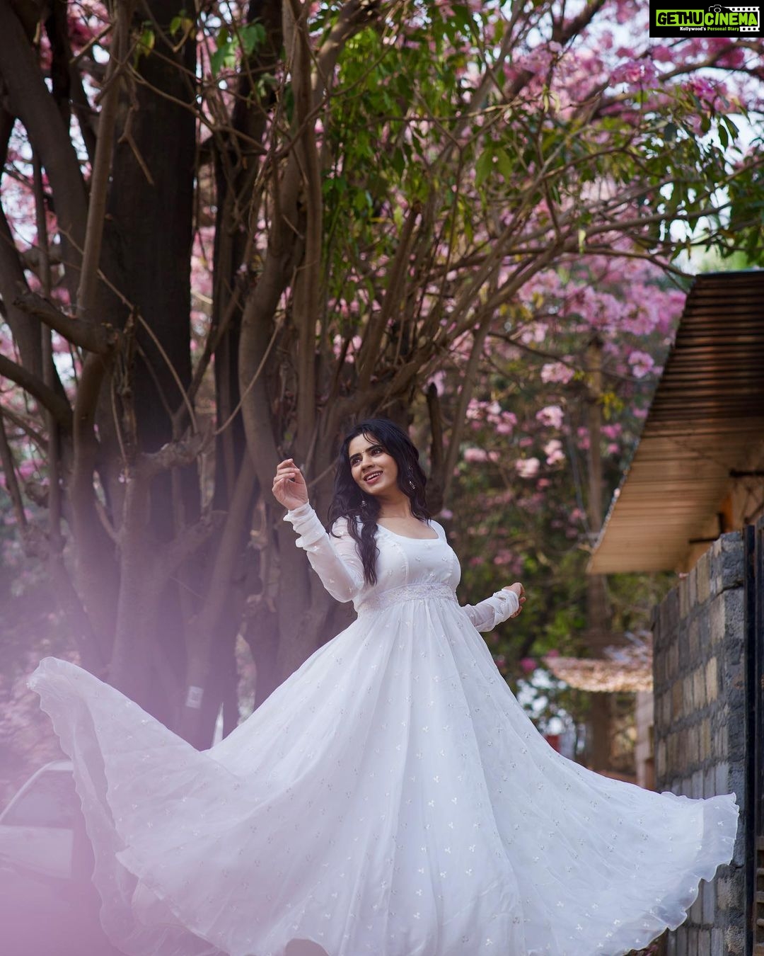 Soundariya Nanjundan Instagram - Bangalore's streets have never looked more magical than during cherry blossom season 🌸 🌸 🌸 📸- @bhoopalm_official 🫰🏻 Outfit- @mayon_by_subhathracouture Hairdo - @meghna_makeoverartistry 🪷 #stylebyme ✨ 🌸 🌸 🌸 #soundariyananjundan #bangalore #cherryblossom #streetstyle #fashion #style #streetwear #ootd #streetphotography #fashionblogger #photography #streetfashion #street #instagood #fashionstyle #fashionista #instafashion #outfitoftheday #outfit #love #photooftheday #model #lifestyle #like #art #instagram #styleblogger #picoftheday #follow Bangalore, India