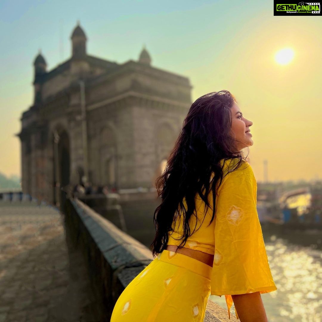 Soundariya Nanjundan Instagram - In This land of wonders, I am free to be myself and shineπ π πΈ- @bhoopalm_official Outfit- @kanthadesignstdo styledbyme β¨ π π π π #soundariyananjundan #mumbai #gatewayofindia #travel #nature #travelphotography #photography #love #photooftheday #instagood #picoftheday #instagram #photo #wanderlust #naturephotography #adventure #art #travelblogger #instatravel #landscape #like #summer #explore #trip #vacation #follow #traveling #ig #happy #fashion Gateway of India
