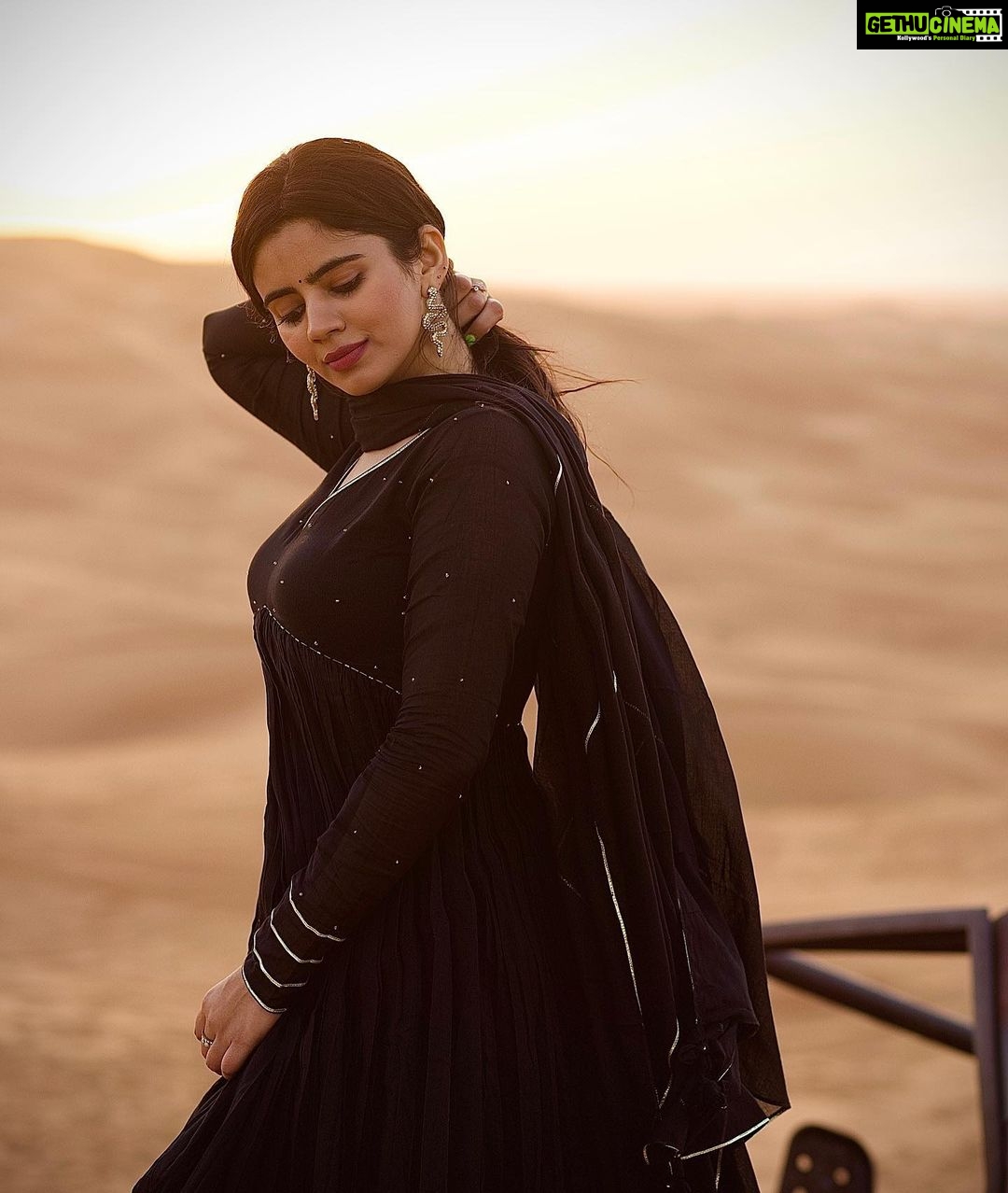 Soundariya Nanjundan Instagram - Black and the desert: a striking contrast of colors π€ πͺ πΈ- @bhoopalm_official πͺ πͺ πͺ πͺ πͺ πͺ #soundariyananjundan #desert #travel #nature #photography #desertlife #travelphotography #adventure #instalike #love #instadaily #sunset #dubai #photooftheday #instagood #sahara #instagood #followforfollowback #art #travelgram #sand #explore #naturephotography #uae #model #mountains #wanderlust #photo #instagram #desertvibes