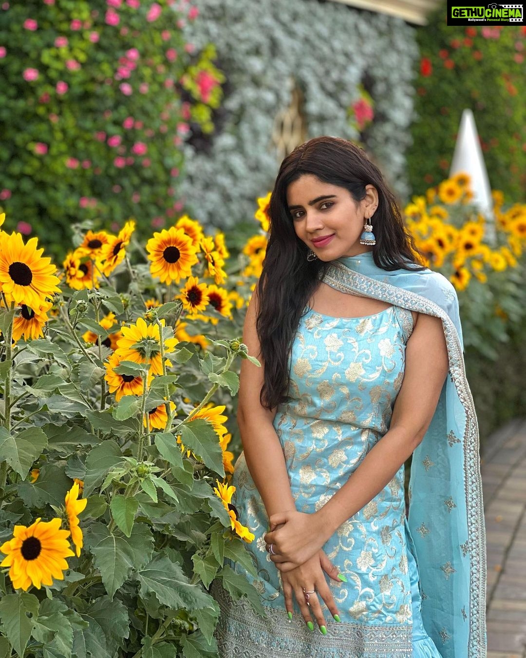 Soundariya Nanjundan Instagram - Lost in a sea of flowers π π» Not a garden person, but still i love to enjoy the beauty of flowers ππΌ #flowers #naturelover" π» πΈ- @bhoopalm_official Outfit- @kiarainchennai π» π» π» π» π» #soundariyananjundan #dubai #uae #mydubai #dubailife #abudhabi #love #naturephotography #fashion #garden #flower #dubaimiraclegarden #instagram #qatar #dubaimall #instagood #india #travel #photography #luxury #dubaifashion #emirates #dubaimarina #burjkhalifa #saudiarabia #paris #bahrain #dubailifestyle Dubai Miracle Garden