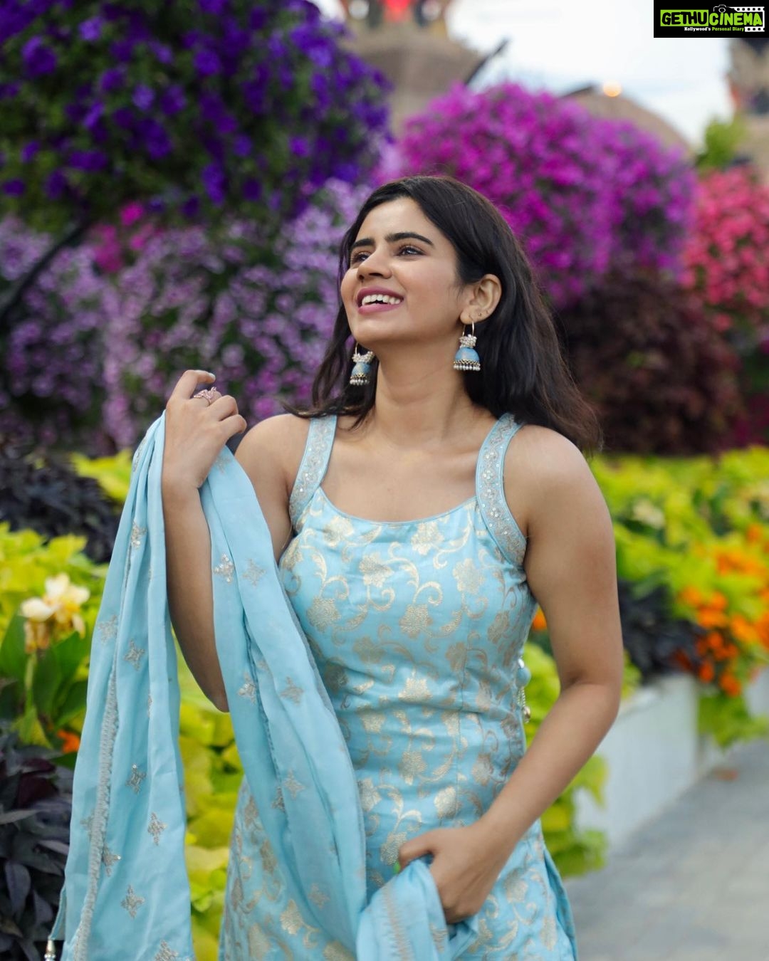 Soundariya Nanjundan Instagram - Lost in a sea of flowers π π» Not a garden person, but still i love to enjoy the beauty of flowers ππΌ #flowers #naturelover" π» πΈ- @bhoopalm_official Outfit- @kiarainchennai π» π» π» π» π» #soundariyananjundan #dubai #uae #mydubai #dubailife #abudhabi #love #naturephotography #fashion #garden #flower #dubaimiraclegarden #instagram #qatar #dubaimall #instagood #india #travel #photography #luxury #dubaifashion #emirates #dubaimarina #burjkhalifa #saudiarabia #paris #bahrain #dubailifestyle Dubai Miracle Garden