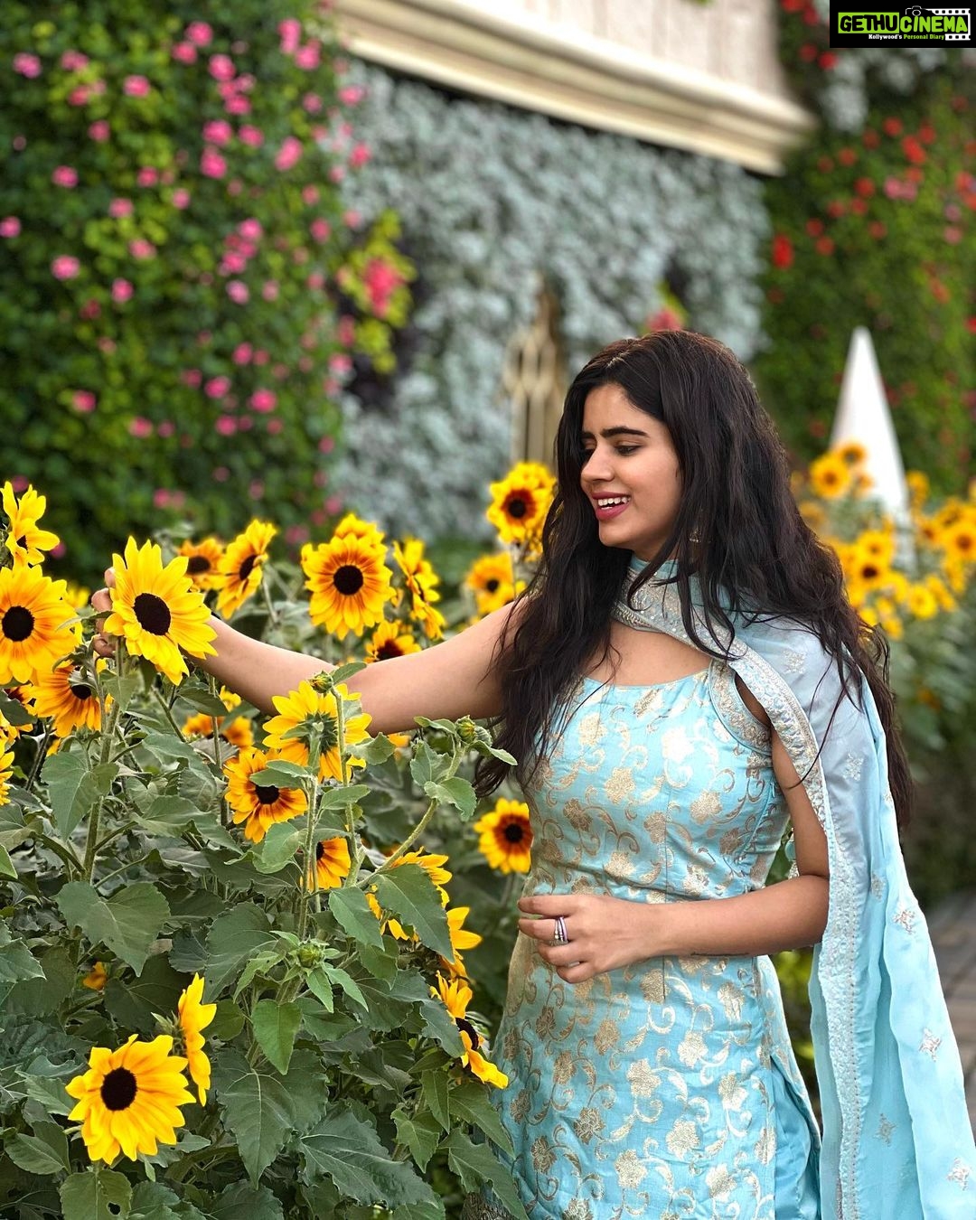 Soundariya Nanjundan Instagram - Lost in a sea of flowers π π» Not a garden person, but still i love to enjoy the beauty of flowers ππΌ #flowers #naturelover" π» πΈ- @bhoopalm_official Outfit- @kiarainchennai π» π» π» π» π» #soundariyananjundan #dubai #uae #mydubai #dubailife #abudhabi #love #naturephotography #fashion #garden #flower #dubaimiraclegarden #instagram #qatar #dubaimall #instagood #india #travel #photography #luxury #dubaifashion #emirates #dubaimarina #burjkhalifa #saudiarabia #paris #bahrain #dubailifestyle Dubai Miracle Garden