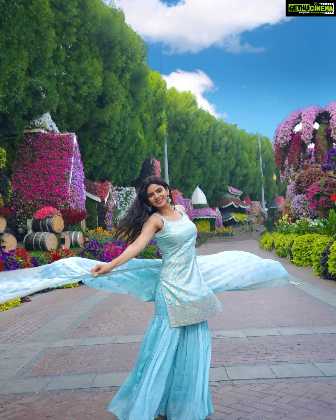 Soundariya Nanjundan Instagram - Lost in a sea of flowers π π» Not a garden person, but still i love to enjoy the beauty of flowers ππΌ #flowers #naturelover" π» πΈ- @bhoopalm_official Outfit- @kiarainchennai π» π» π» π» π» #soundariyananjundan #dubai #uae #mydubai #dubailife #abudhabi #love #naturephotography #fashion #garden #flower #dubaimiraclegarden #instagram #qatar #dubaimall #instagood #india #travel #photography #luxury #dubaifashion #emirates #dubaimarina #burjkhalifa #saudiarabia #paris #bahrain #dubailifestyle Dubai Miracle Garden