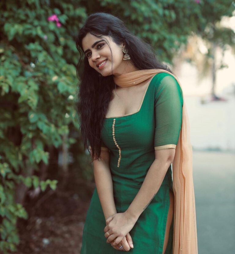 Soundariya Nanjundan Instagram - the simplicity and calmness of the solitary green. 💚🌳 🍃 📸- @crackjackphotography 🍃 🍃 🍃 🍃 🍃 #soundariyananjundan #chennai #kannadiga #soundariya #actress #tamilcinema #model #actor #tamilnadu #bangalore #cinema #modellife #soundarya #soundaryananjundan #modelling #fashion #outfitoftheday #ootdfashion #reels #reelsinstagram #photo #photographer #camera #lifestyle #fashionblogger #travel #green #greenday Kerala Alapuzha