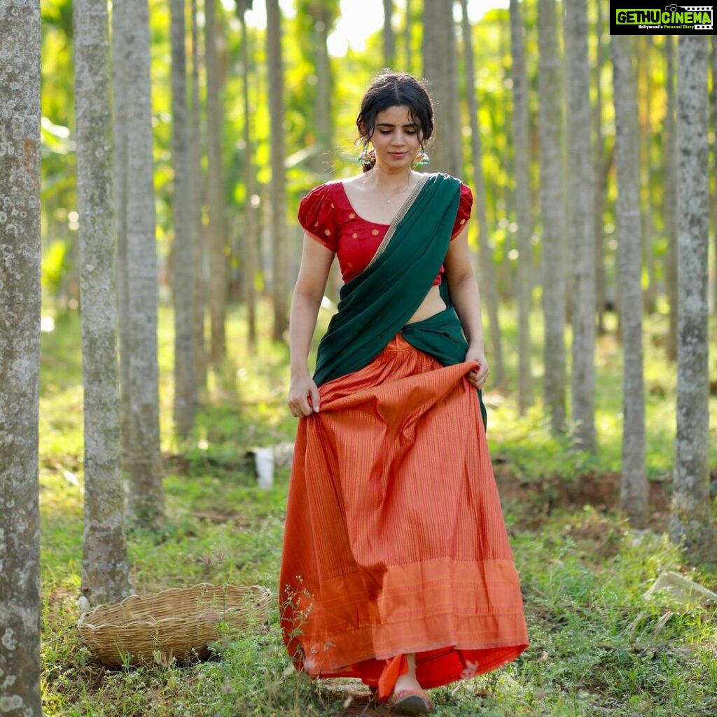 Soundariya Nanjundan Instagram - Countryside Chic 😉🌴 . #soundariyananjundan