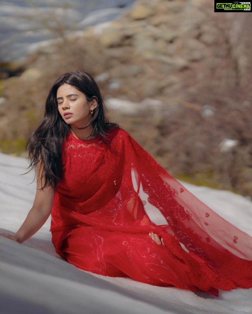 Soundariya Nanjundan Instagram - When you're all dressed up for 'Tum Kya Mile' song but your Ranveer Singh is nowhere to be found🤭 ❤️ 📸 - @karthikha_photography ✨- @_dharun_eevin_ @ranjith_ranil Saree- @hafsaaddotcom Styling- @neelam_stylist ❤️ ❤️ ❤️ ❤️ ❤️ ❤️ #soundariyananjundan #kashmir #gulmarg #photoshoot #instagram #photo #outfit #trending #india #destination #snow #winter #nature #mountains #photography #travel #mountain #love #naturephotography #winterwonderland #photooftheday #cold #snowday #instagood #adventure #travelphotography #ice #picoftheday #beautiful #sky
