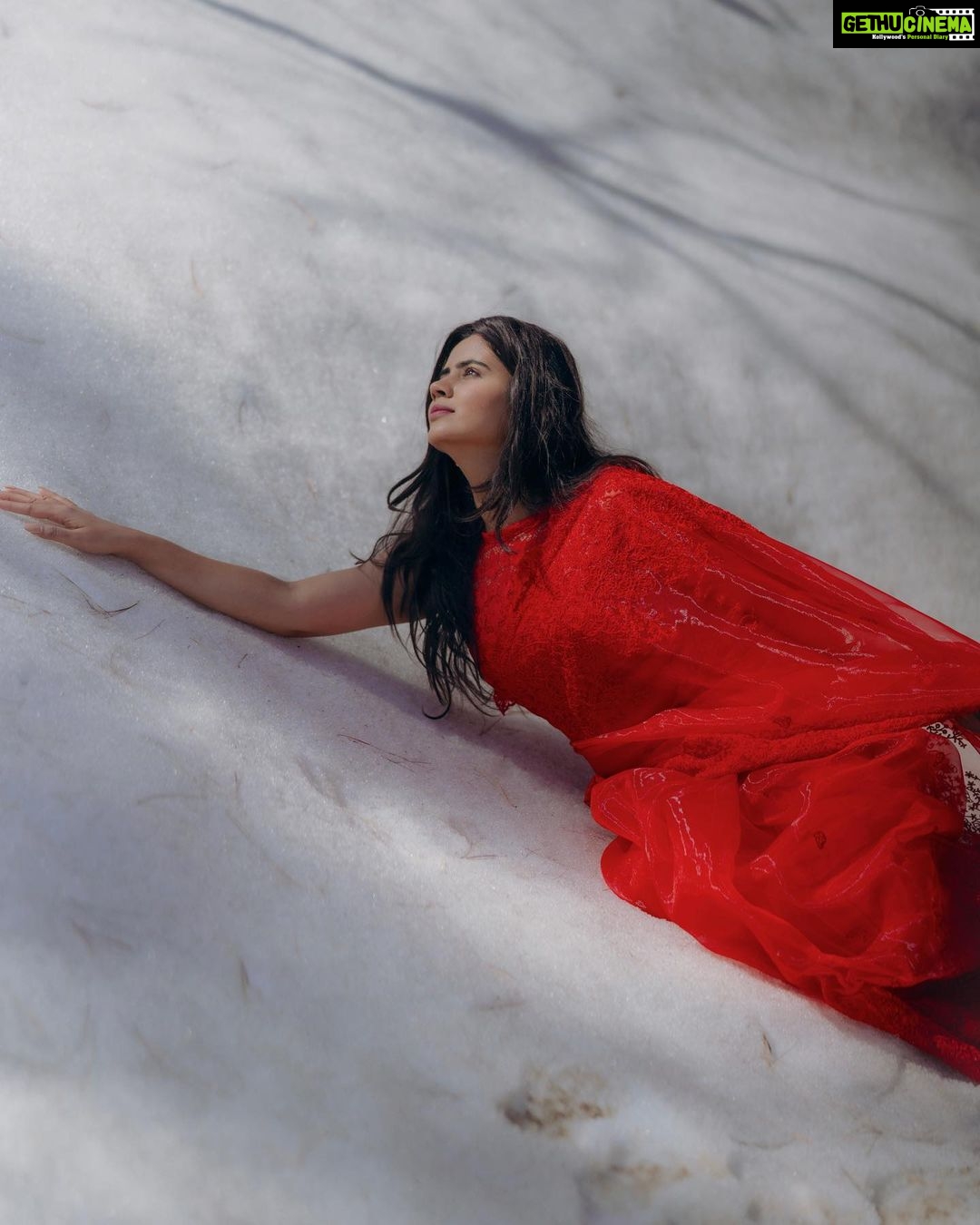 Soundariya Nanjundan Instagram - When you're all dressed up for 'Tum Kya Mile' song but your Ranveer Singh is nowhere to be found🤭 ❤️ 📸 - @karthikha_photography ✨- @_dharun_eevin_ @ranjith_ranil Saree- @hafsaaddotcom Styling- @neelam_stylist ❤️ ❤️ ❤️ ❤️ ❤️ ❤️ #soundariyananjundan #kashmir #gulmarg #photoshoot #instagram #photo #outfit #trending #india #destination #snow #winter #nature #mountains #photography #travel #mountain #love #naturephotography #winterwonderland #photooftheday #cold #snowday #instagood #adventure #travelphotography #ice #picoftheday #beautiful #sky