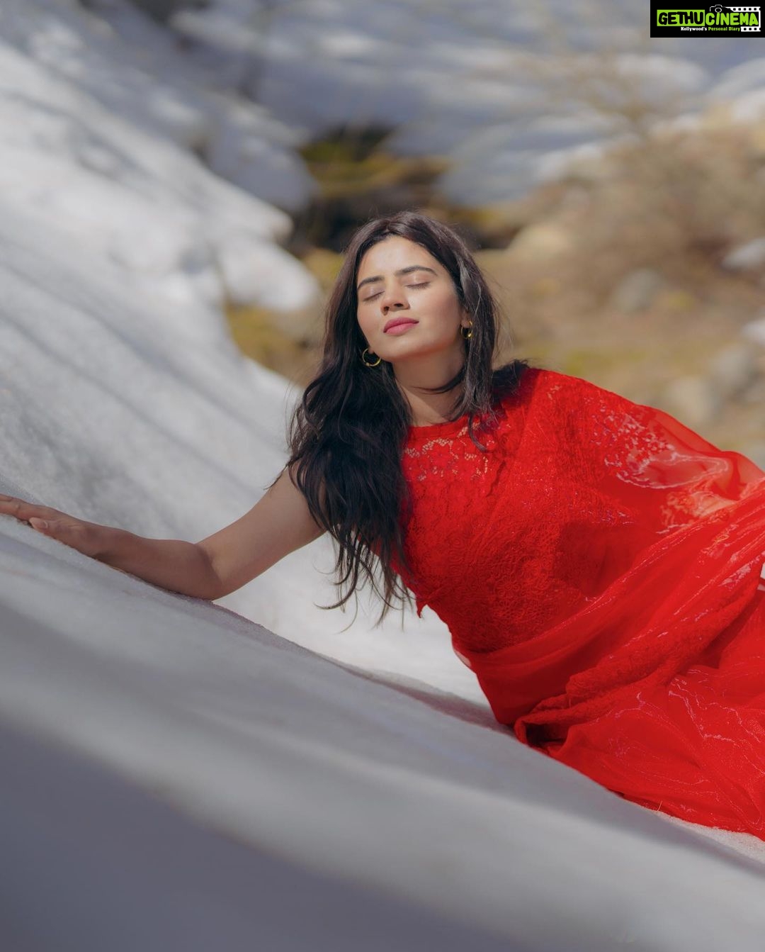 Soundariya Nanjundan Instagram - When you're all dressed up for 'Tum Kya Mile' song but your Ranveer Singh is nowhere to be found🤭 ❤️ 📸 - @karthikha_photography ✨- @_dharun_eevin_ @ranjith_ranil Saree- @hafsaaddotcom Styling- @neelam_stylist ❤️ ❤️ ❤️ ❤️ ❤️ ❤️ #soundariyananjundan #kashmir #gulmarg #photoshoot #instagram #photo #outfit #trending #india #destination #snow #winter #nature #mountains #photography #travel #mountain #love #naturephotography #winterwonderland #photooftheday #cold #snowday #instagood #adventure #travelphotography #ice #picoftheday #beautiful #sky