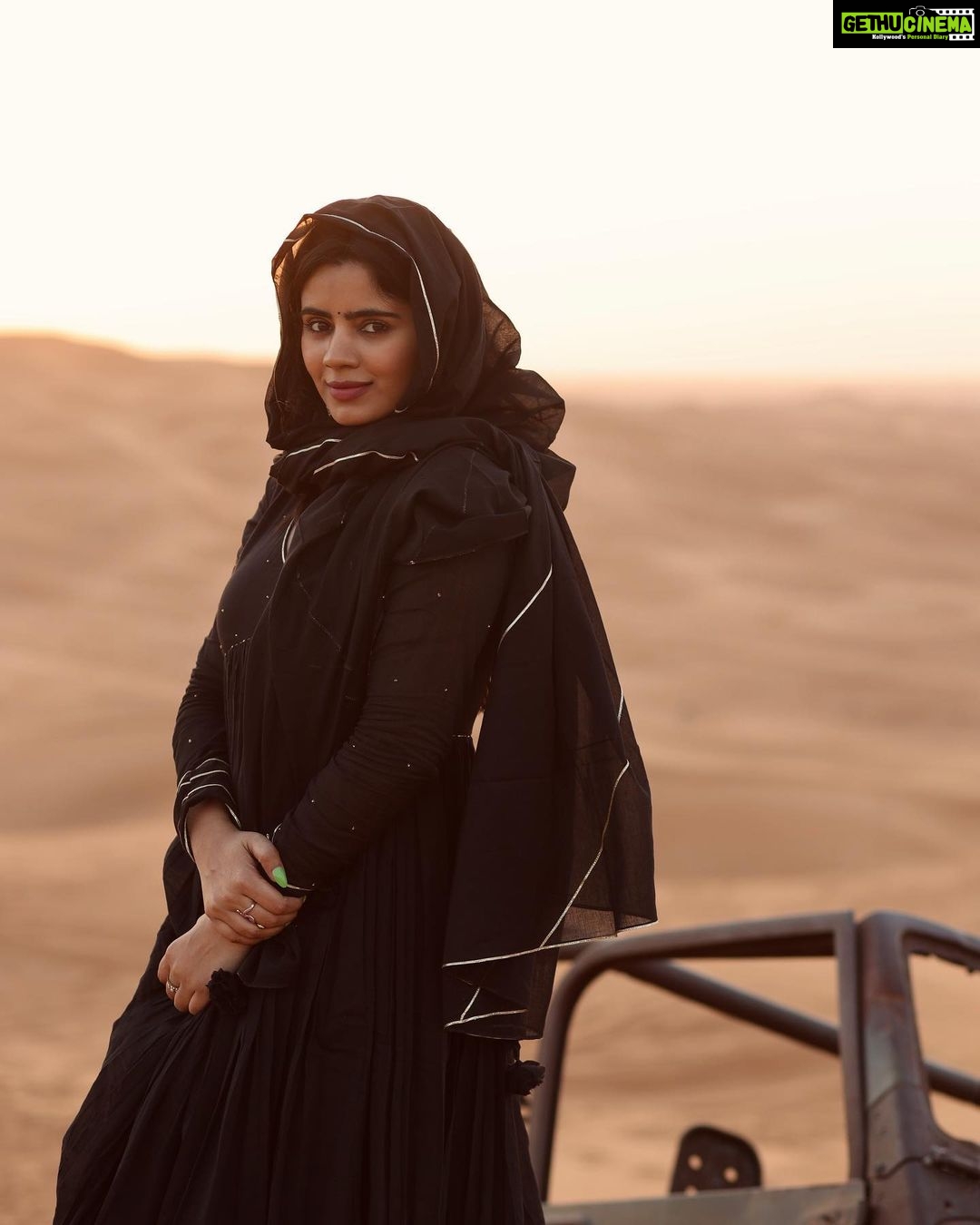 Soundariya Nanjundan Instagram - The last one from the black dress series🤭... until I discover a new pair of black dress😉! . #BlackForever" 🏜️ 📸- @bhoopalm_official 🐪 🐪 🐪 🐪 🐪 🐪 #soundariyananjundan #desert #travel #nature #photography #desertlife #travelphotography #adventure #instalike #love #instadaily #sunset #dubai #photooftheday #instagood #sahara #instagood #followforfollowback #art #travelgram #sand #explore #naturephotography #uae #model #mountains #wanderlust #photo #instagram #desertvibes