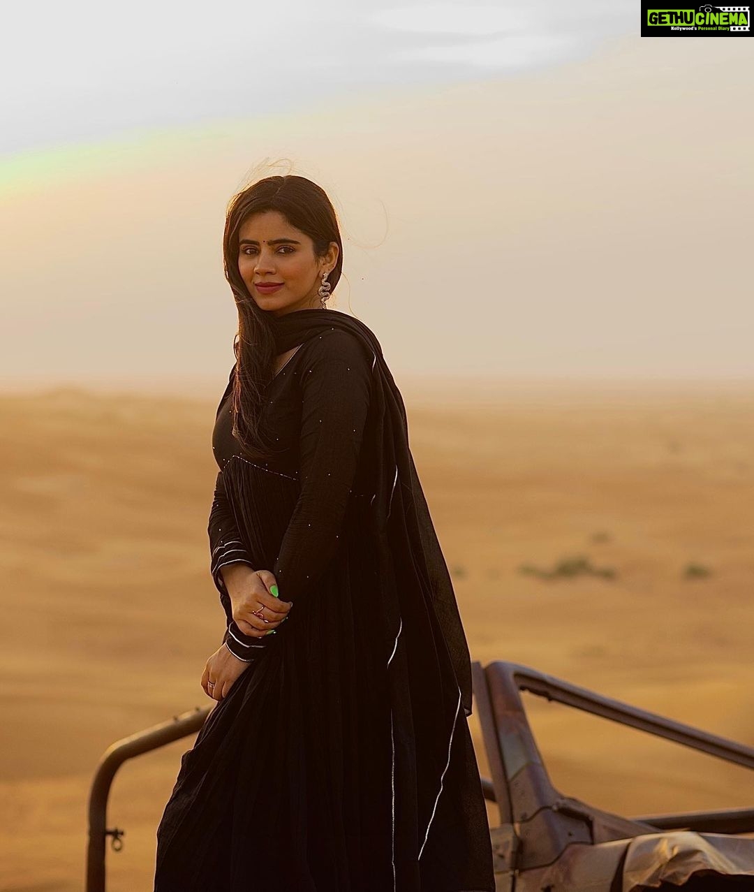 Soundariya Nanjundan Instagram - Black and the desert: a striking contrast of colors π€ πͺ πΈ- @bhoopalm_official πͺ πͺ πͺ πͺ πͺ πͺ #soundariyananjundan #desert #travel #nature #photography #desertlife #travelphotography #adventure #instalike #love #instadaily #sunset #dubai #photooftheday #instagood #sahara #instagood #followforfollowback #art #travelgram #sand #explore #naturephotography #uae #model #mountains #wanderlust #photo #instagram #desertvibes