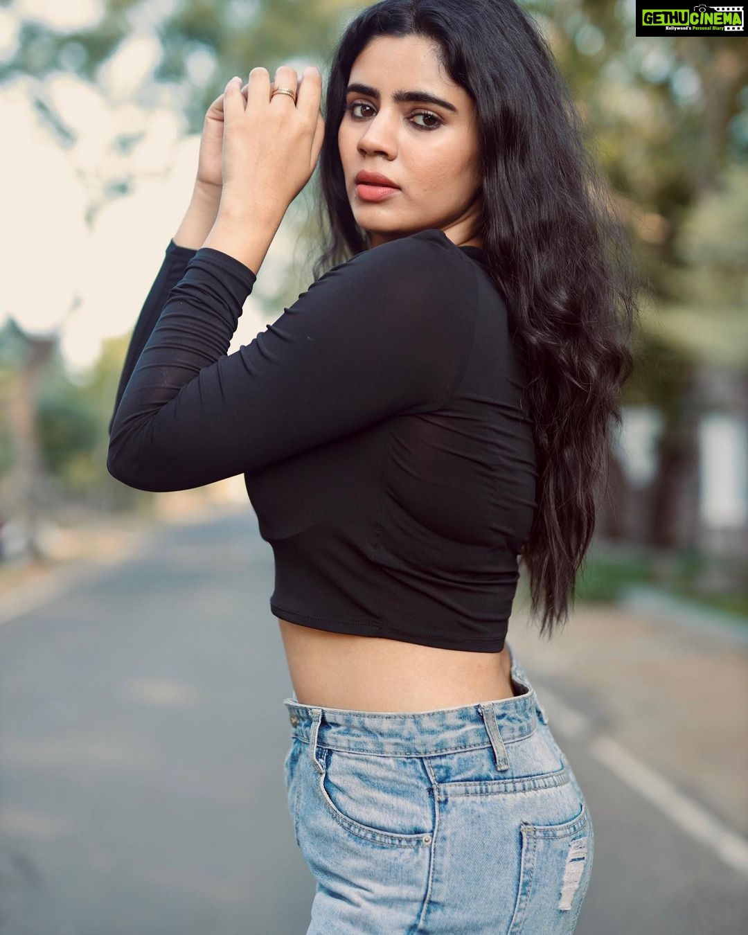 Soundariya Nanjundan Instagram - Setting my own fashion rules like a boss! #StyleGameOnPoint" ā The best accessory is my confidence , and my dressing style speaks volumes ā šø- @crackjackphotography #styledbyme ā ā ā ā ā ā #soundariyananjundan #chennai #kannadiga #soundariya #actress #tamilcinema #model #actor #tamilnadu #bangalore #cinema #modellife #soundarya #soundaryananjundan #modelling #fashion #outfitoftheday #ootdfashion #reels #reelsinstagram #photo #photographer #camera #lifestyle #fashionblogger #travel #blackandwhite #black Tamilnadu,India