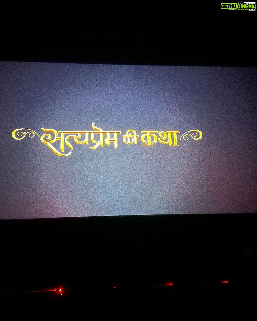 Soundarya Sharma Instagram - Every love has its own battle π€ For #SatyaPremKiKatha last night- What a beautiful & heartwarming story Kudos to the team for bringing up such sensitive n untouched issues not only amongst the relationships but in the society as well @wardakhannadiadwala #sajidnadiadwala @nadiadwalagrandson @kartikaaryan @kiaraaliaadvani @revolve @zara @chanelofficial