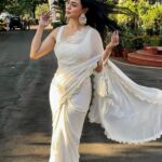 Soundarya Sharma Instagram - चाँदनी Returns moment again 🤍🕊️ with an 🏅🏆 ☺️ #StreeShaktiRashtriyaPuruskar 2023 . . . Styled by: @nidhikurda Raj Bhavan