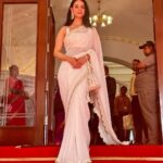 Soundarya Sharma Instagram - चाँदनी Returns moment again 🤍🕊️ with an 🏅🏆 ☺️ #StreeShaktiRashtriyaPuruskar 2023 . . . Styled by: @nidhikurda Raj Bhavan