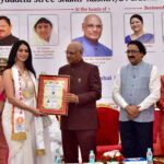 Soundarya Sharma Instagram - It is my honour and privilege to receive the prestigious Stree Shakti Rashtriya Puruskar at the governor’s house by the Honorable Governor of Maharashtra! मैं इस अवार्ड को बहुत प्राथमिकता देती हूँ।और इस सम्मान को नतमस्तक होकर स्वीकार करती हूँ ।मैं धन्यवाद देती हूँ H.E. Governor Of Maharashtra, Shri Ramesh Bais जी और Suryadutta group of institutes के chairman Dr. Sanjay B. Choradiya जी का, जिन्होंने मुझे #StreeShaktiRashtriyaPuruskar -2023 से सम्मानित किया। मैं कोशिश करूँगी की इसके साथ जो मुझे उत्तरदायित्व मिला है, उसे मैं बखूबी निभाऊँ।🙏😍 Raj Bhavan
