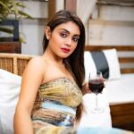 Sreejita De Instagram - With a glass of wine, every moment becomes a celebration. 🥂🎉 🎬Shot & Edited by @ashmaneditors Location @truetrammtrunk #sreejitade #fashion #gown #vine #outfit #beauty #photoshoot #pretty #explorepage #trending #photography