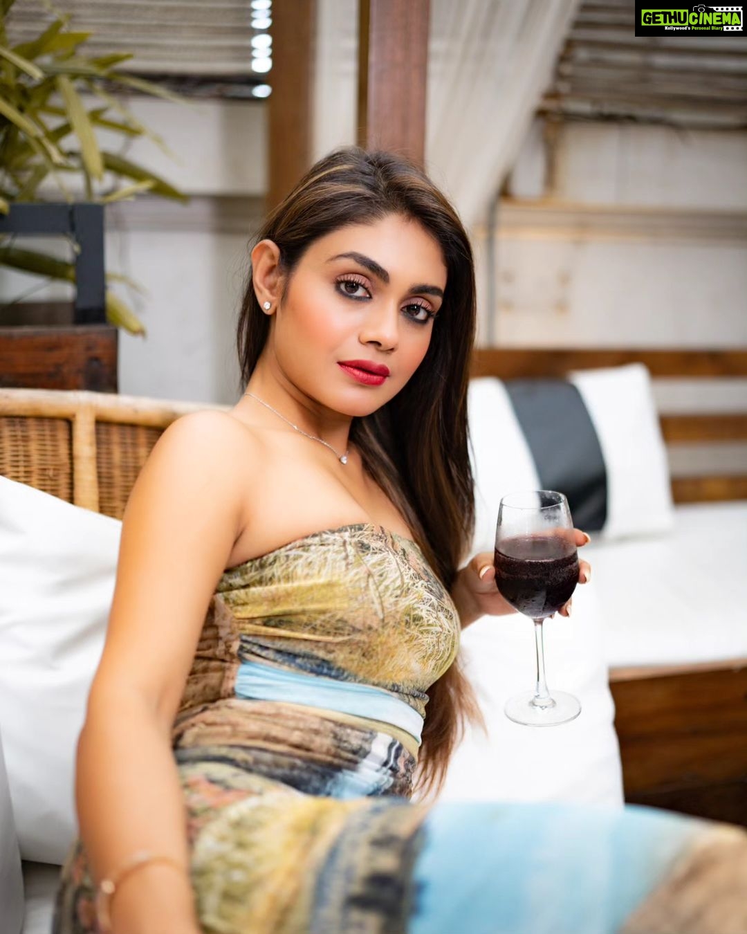 Sreejita De Instagram - With a glass of wine, every moment becomes a celebration. 🥂🎉 🎬Shot & Edited by @ashmaneditors Location @truetrammtrunk #sreejitade #fashion #gown #vine #outfit #beauty #photoshoot #pretty #explorepage #trending #photography