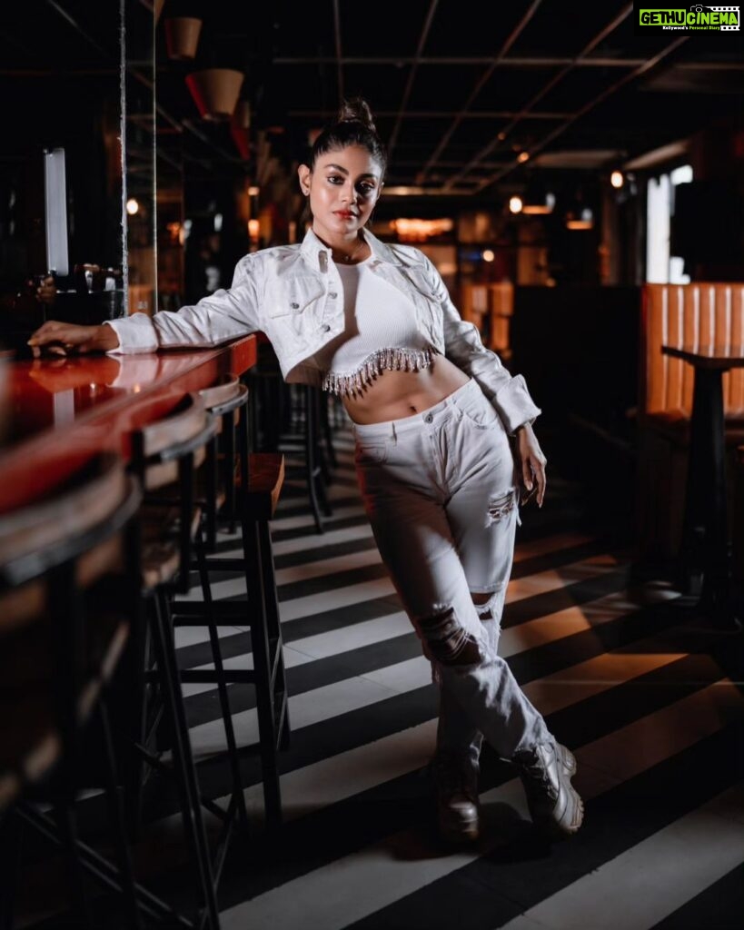 Sreejita De Instagram - Elevating the ordinary to the extraordinary, one frame at a time. 📷🍹 🎬Shot & Edited by @ashmaneditors Location @truetrammtrunk #sreejitade #fashion #makeup #outfit #beauty #photoshoot # #explorepage #trending #photography