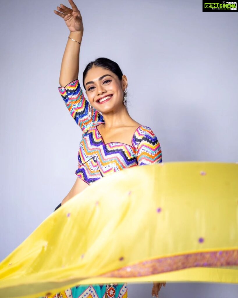Sreejita De Instagram - 🌟 Weaving a colorful tapestry of tradition, fashion, and grace. 🌈✨ 🎬Shot & Edited by @ashmaneditors Wearing: @pariscreation7 #sreejitade #traditional #indianoutfit #photoshoot #style #viral #explorepage #trending
