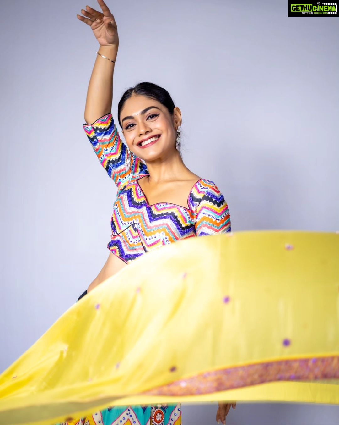 Sreejita De Instagram - 🌟 Weaving a colorful tapestry of tradition, fashion, and grace. 🌈✨ 🎬Shot & Edited by @ashmaneditors Wearing: @pariscreation7 #sreejitade #traditional #indianoutfit #photoshoot #style #viral #explorepage #trending