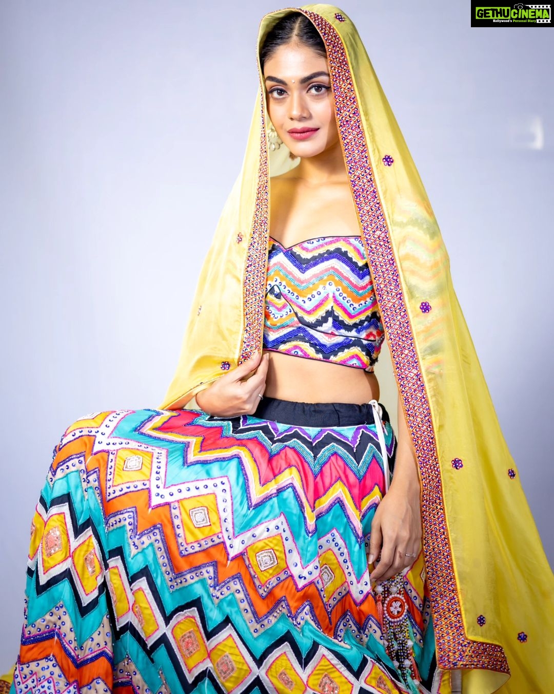 Sreejita De Instagram - 🌟 Weaving a colorful tapestry of tradition, fashion, and grace. 🌈✨ 🎬Shot & Edited by @ashmaneditors Wearing: @pariscreation7 #sreejitade #traditional #indianoutfit #photoshoot #style #viral #explorepage #trending