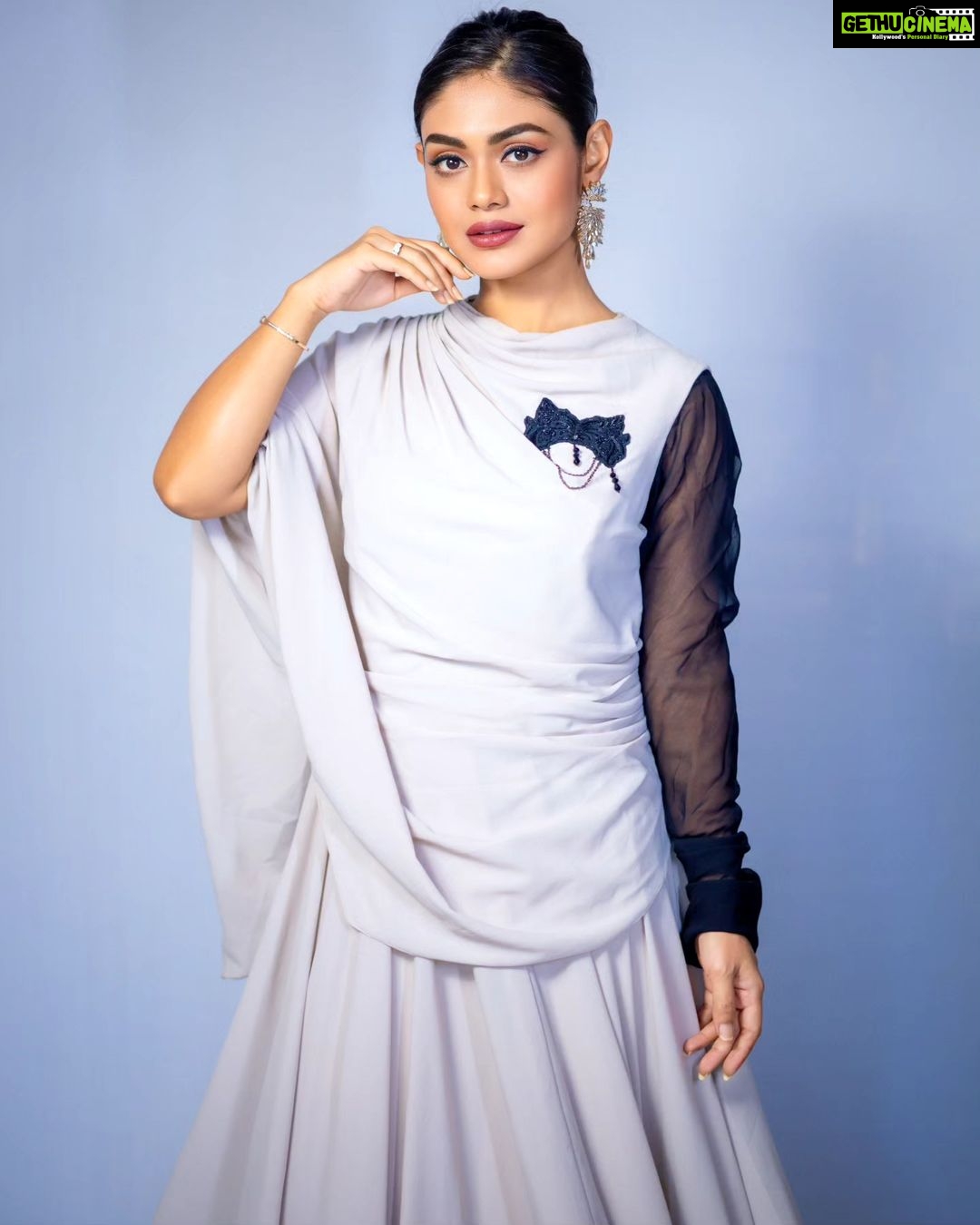 Sreejita De Instagram - Gentle elegance, a captivating presence in every frame. ✨ 🎬Shot & Edited by @ashmaneditors Wearing: @asopalav @saree.com_by_asopalav #sreejitade #explorepage #trending #style #fashion #beautiful #fashionista #fashiongoals #style #photoshoot #viral #explorepage #trending #explore