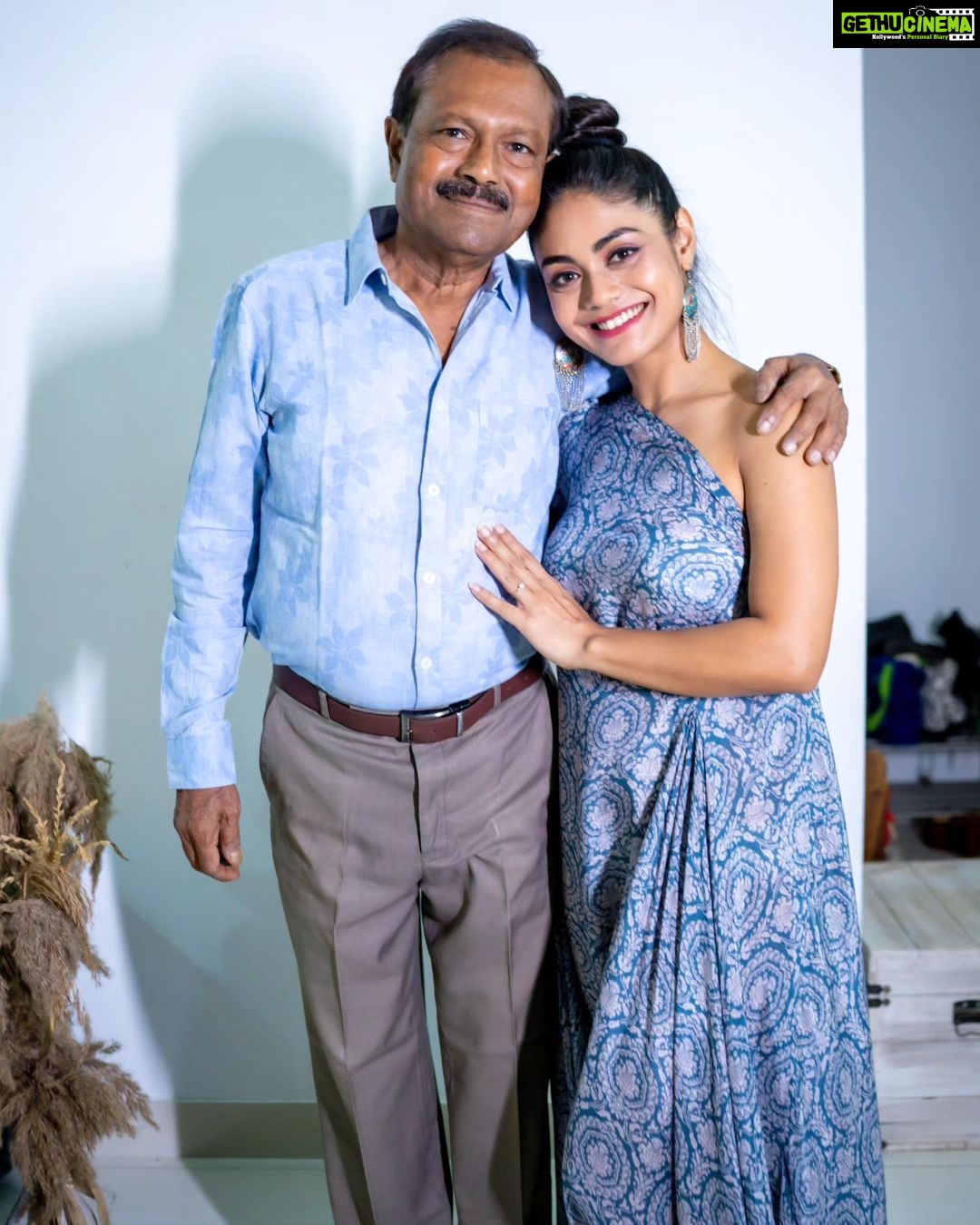 Sreejita De Instagram - Cherishing everyday, every moments spent with my superhero, my Baba. Thank you for being my father, you are the best! Happy Father's Day to the man who has always been there for me. ❤️👨👧 🎬Shot & Edited by @ashmaneditors #Sreejitade #happyfathersday #fatherdaughter #love #blessing #trendingreels #viral #explorepage #explore #trending