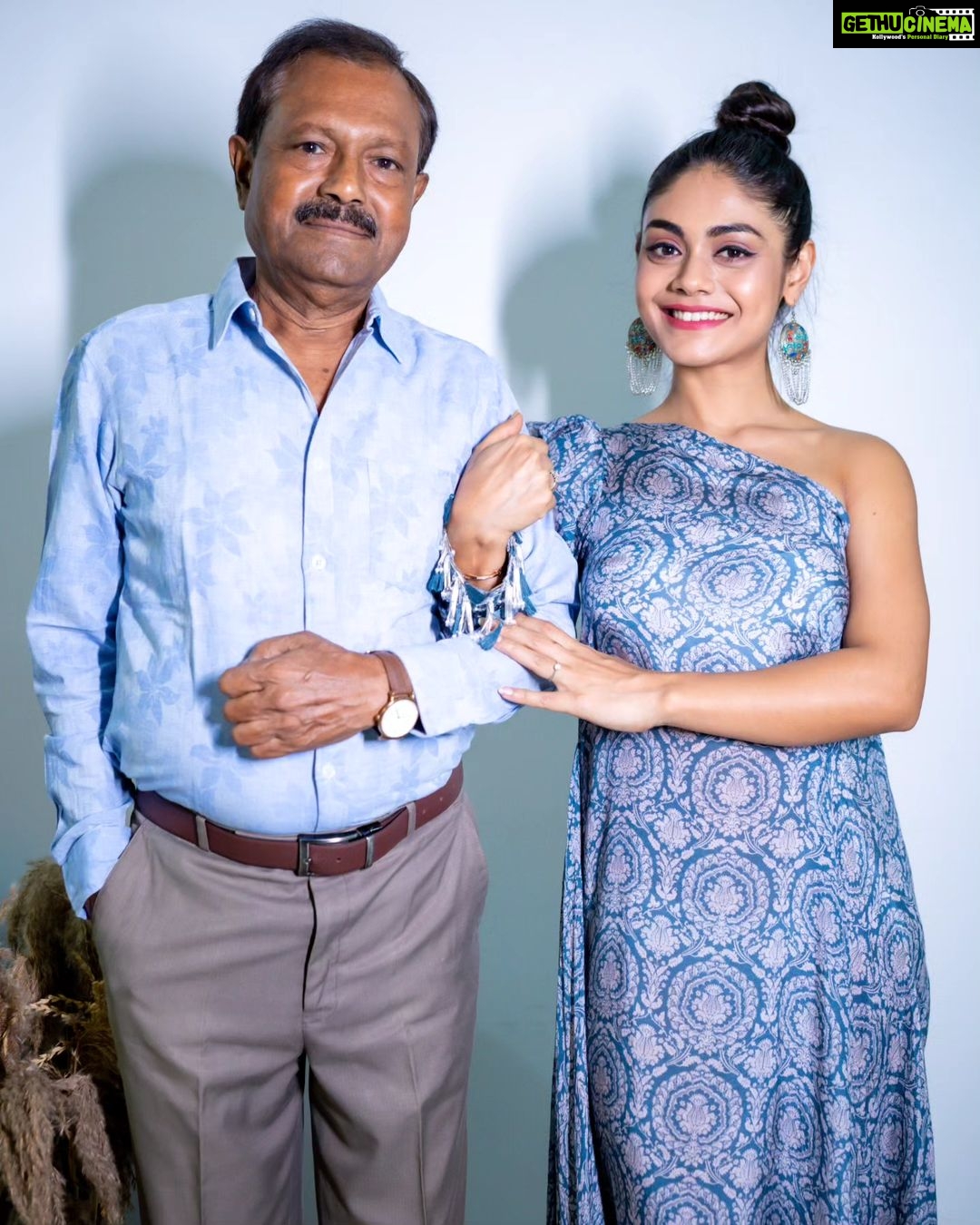 Sreejita De Instagram - Cherishing everyday, every moments spent with my superhero, my Baba. Thank you for being my father, you are the best! Happy Father's Day to the man who has always been there for me. ❤️👨👧 🎬Shot & Edited by @ashmaneditors #Sreejitade #happyfathersday #fatherdaughter #love #blessing #trendingreels #viral #explorepage #explore #trending