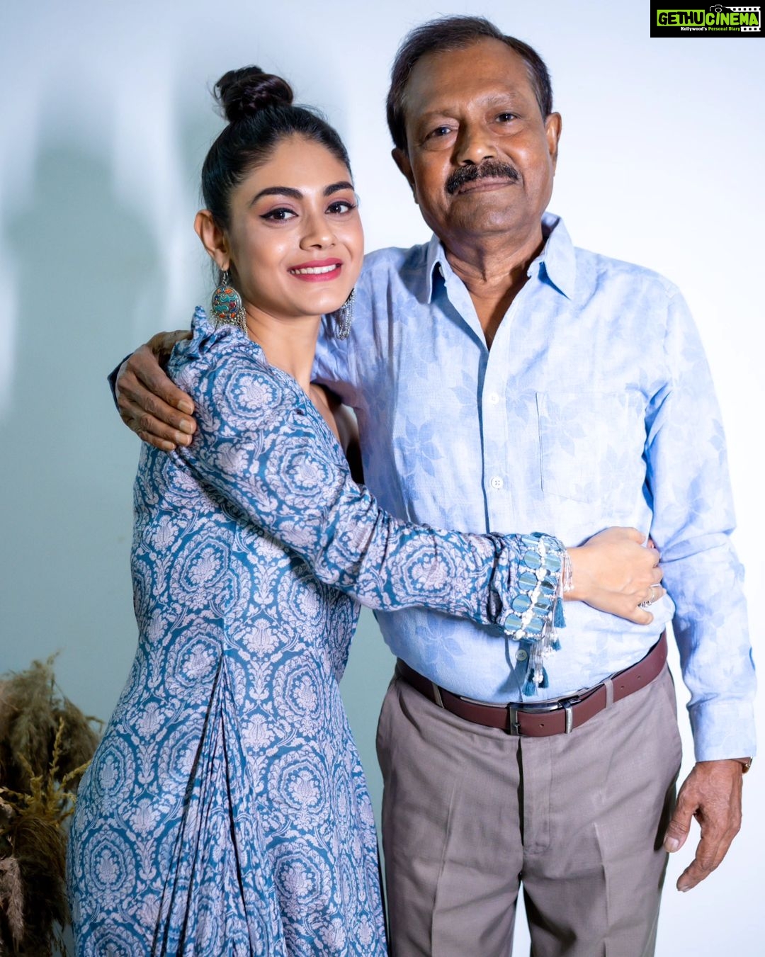 Sreejita De Instagram - Cherishing everyday, every moments spent with my superhero, my Baba. Thank you for being my father, you are the best! Happy Father's Day to the man who has always been there for me. ❤️👨👧 🎬Shot & Edited by @ashmaneditors #Sreejitade #happyfathersday #fatherdaughter #love #blessing #trendingreels #viral #explorepage #explore #trending