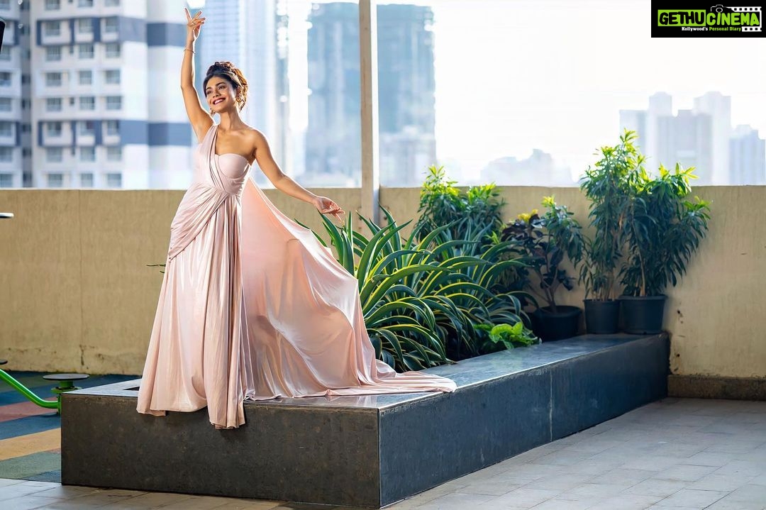 Sreejita De Instagram - Embracing the power of simplicity, making a statement with class. 💖💫 🎬Shot & Edited by @ashmaneditors Outfit - @the_simsstudio @seema_patel30 #sreejitde #viral #explorepage #ClassyPresence #SimplyBeautiful #trending #explore #style #pink #hot #explore #instagood #glamour #photoshoot #celebstyle
