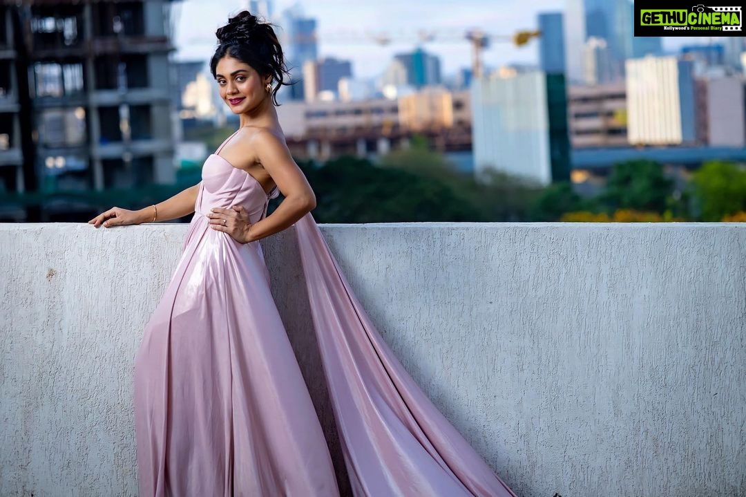 Sreejita De Instagram - Embracing the power of simplicity, making a statement with class. 💖💫 🎬Shot & Edited by @ashmaneditors Outfit - @the_simsstudio @seema_patel30 #sreejitde #viral #explorepage #ClassyPresence #SimplyBeautiful #trending #explore #style #pink #hot #explore #instagood #glamour #photoshoot #celebstyle