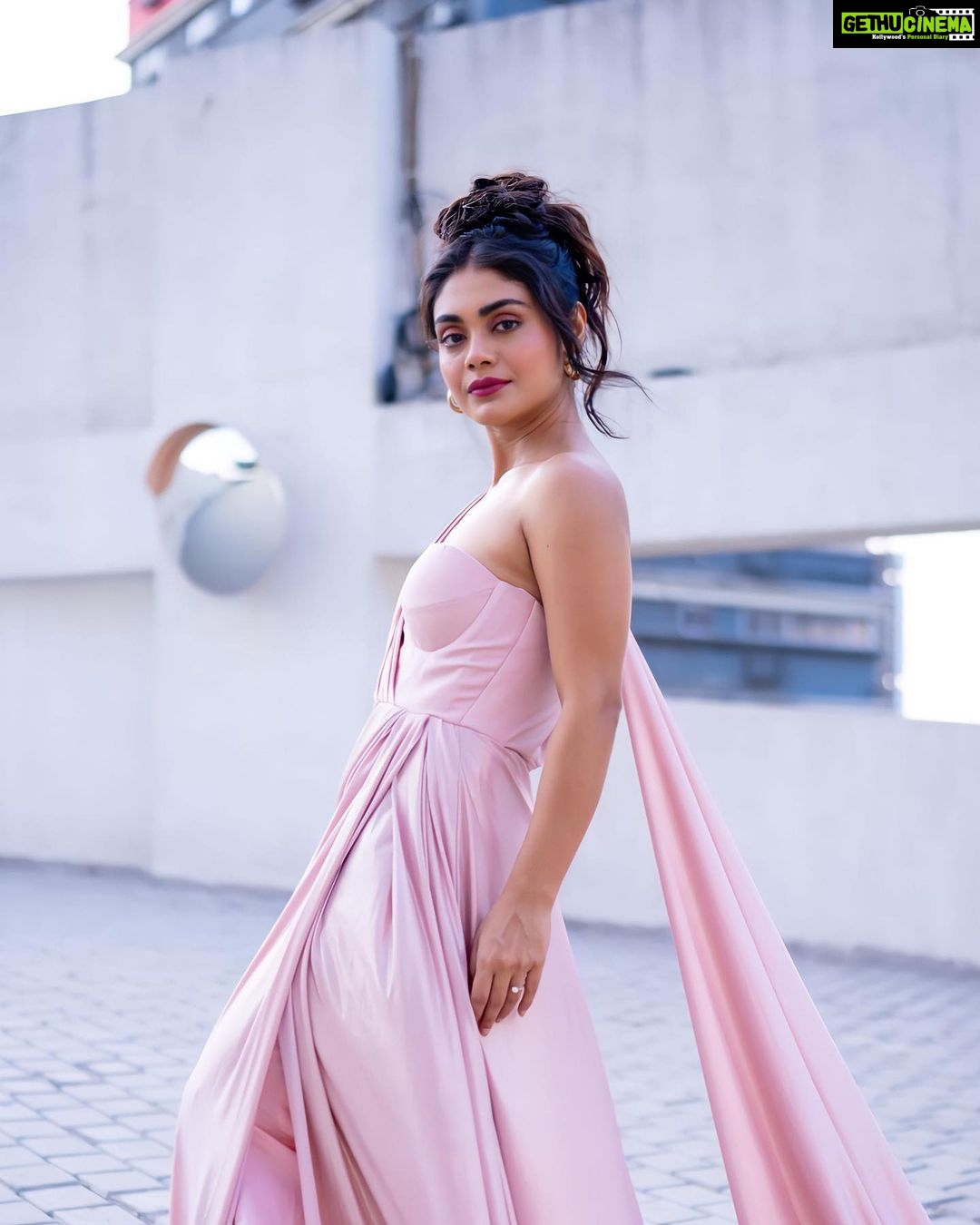 Sreejita De Instagram - A touch of grace, a dash of glamour 🩷🫰 🎬Shot & Edited by @ashmaneditors Outfit - @the_simsstudio @seema_patel30 #sreejitde #viral #explorepage #InnerGoddess #trending #explore #instagram #instadaily #style #pink #hot #explore #instagood #glamour #photoshoot #celebstyle