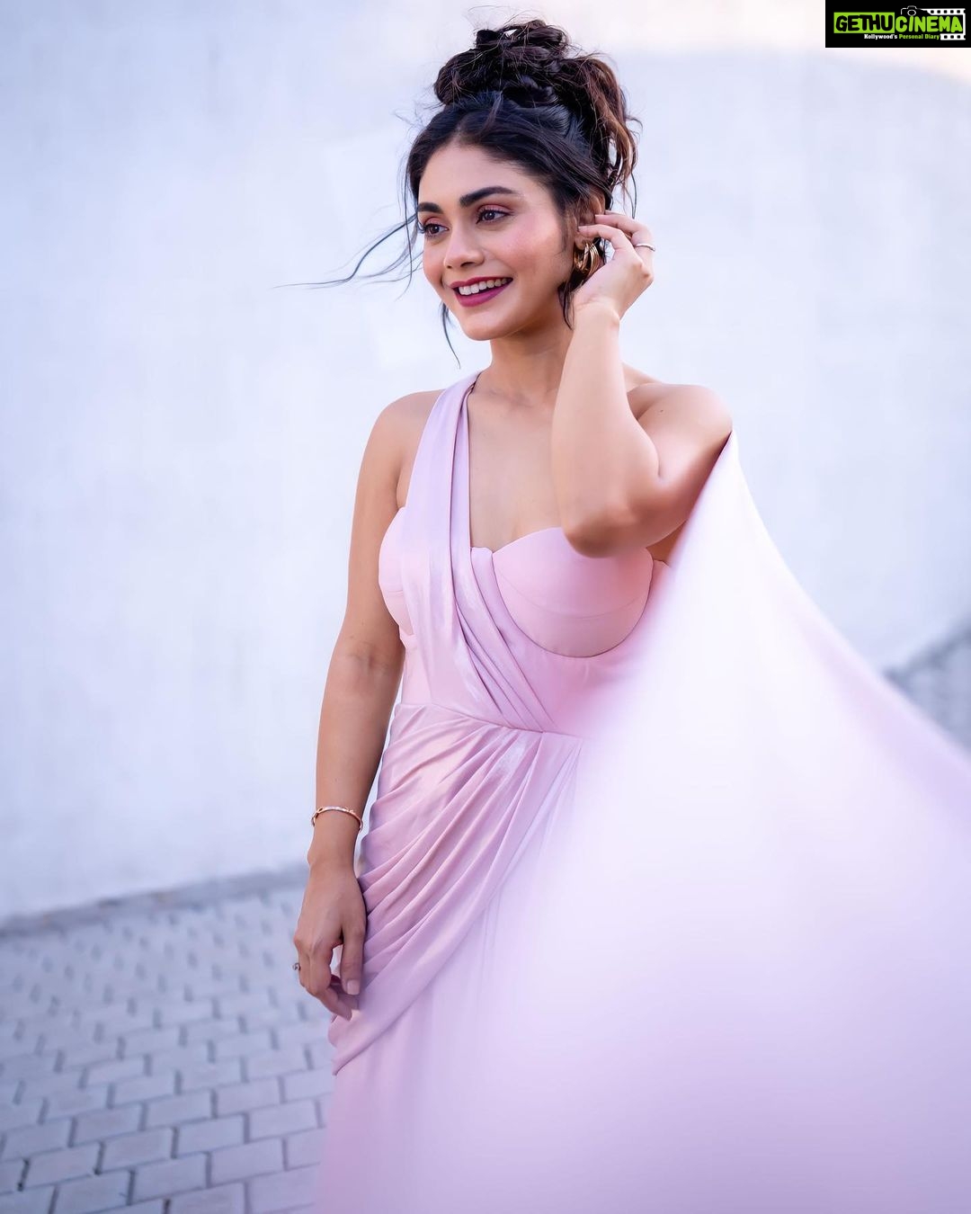 Sreejita De Instagram - A touch of grace, a dash of glamour 🩷🫰 🎬Shot & Edited by @ashmaneditors Outfit - @the_simsstudio @seema_patel30 #sreejitde #viral #explorepage #InnerGoddess #trending #explore #instagram #instadaily #style #pink #hot #explore #instagood #glamour #photoshoot #celebstyle
