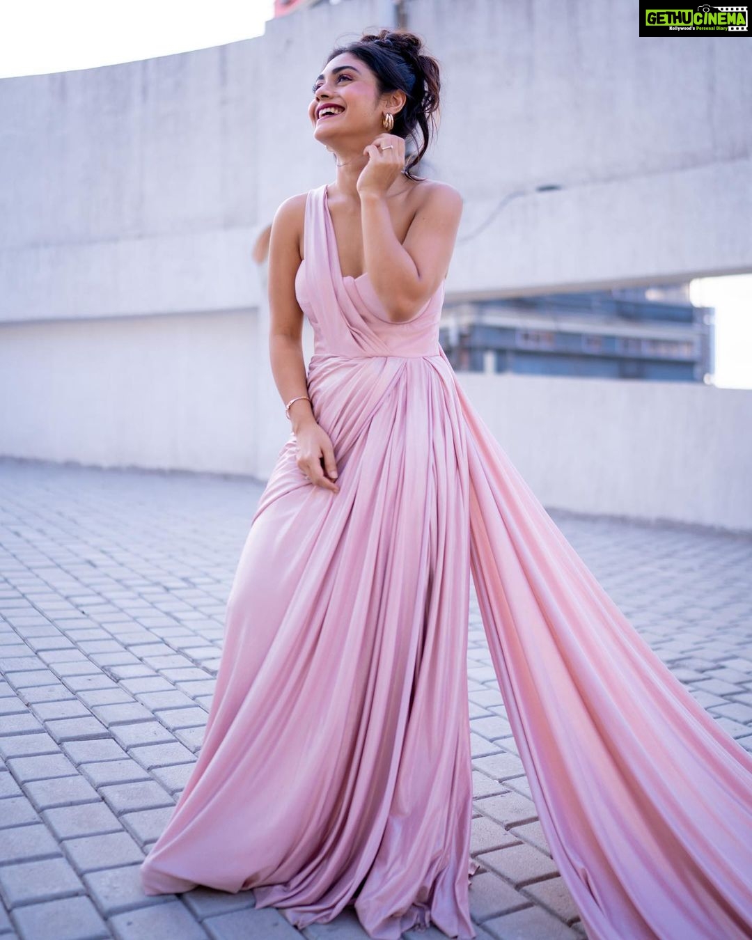 Sreejita De Instagram - A touch of grace, a dash of glamour 🩷🫰 🎬Shot & Edited by @ashmaneditors Outfit - @the_simsstudio @seema_patel30 #sreejitde #viral #explorepage #InnerGoddess #trending #explore #instagram #instadaily #style #pink #hot #explore #instagood #glamour #photoshoot #celebstyle
