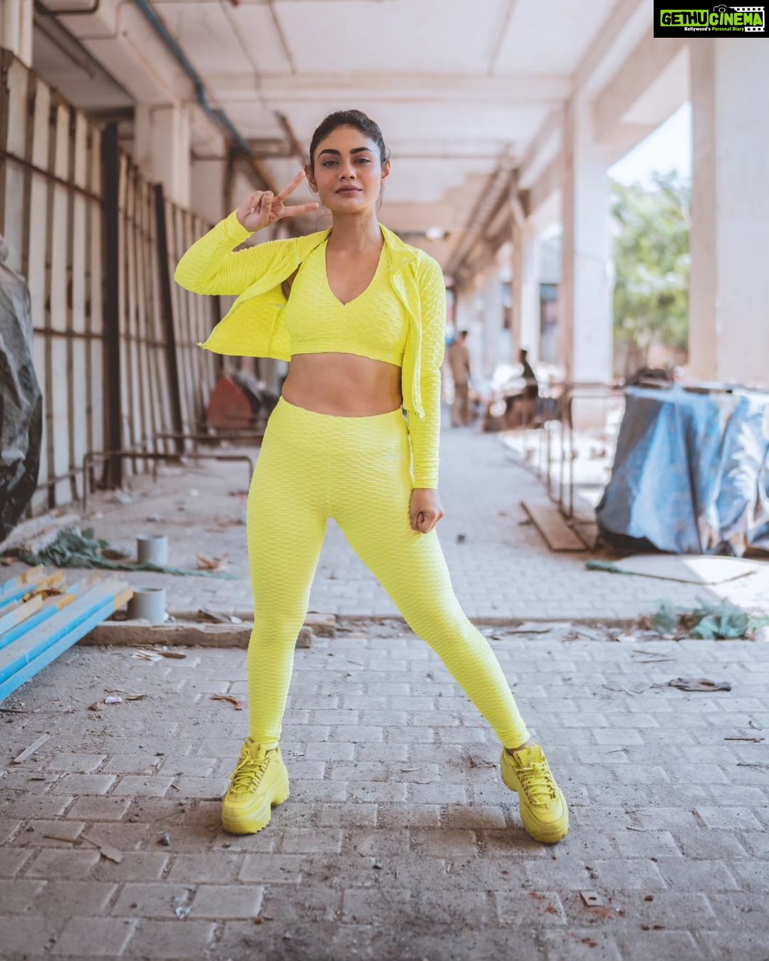 Sreejita De Instagram - Blending glamour and fitness seamlessly! 💪🏻 🔥 . 🎬Shot & Edited by @ashmaneditors . Outfit: @glamfitgymwear Styled by: @ashnaamakhijani . #sreejitade #gym #gymoutfit #neon #socialmedia #viral #explorepage #trending #explore #instagram #instadaily #style #pink #hot #explore #instagood #instamood #goodvibes #happy #happymood #best #beautiful #dress #love #instadaily #instagram #instamood #instalike