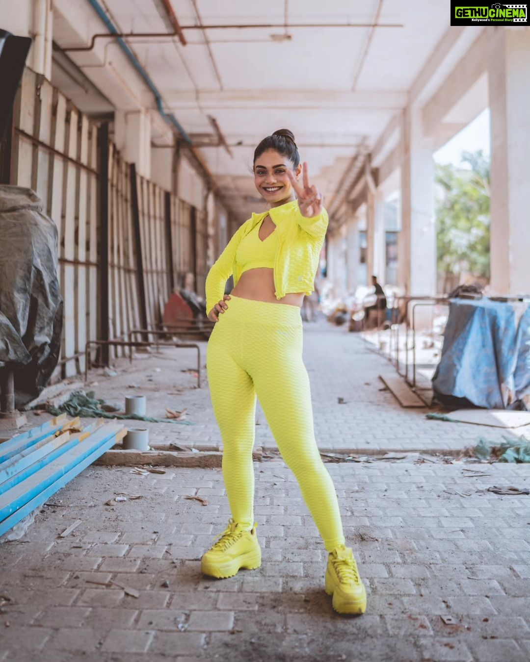 Sreejita De Instagram - Blending glamour and fitness seamlessly! 💪🏻 🔥 . 🎬Shot & Edited by @ashmaneditors . Outfit: @glamfitgymwear Styled by: @ashnaamakhijani . #sreejitade #gym #gymoutfit #neon #socialmedia #viral #explorepage #trending #explore #instagram #instadaily #style #pink #hot #explore #instagood #instamood #goodvibes #happy #happymood #best #beautiful #dress #love #instadaily #instagram #instamood #instalike