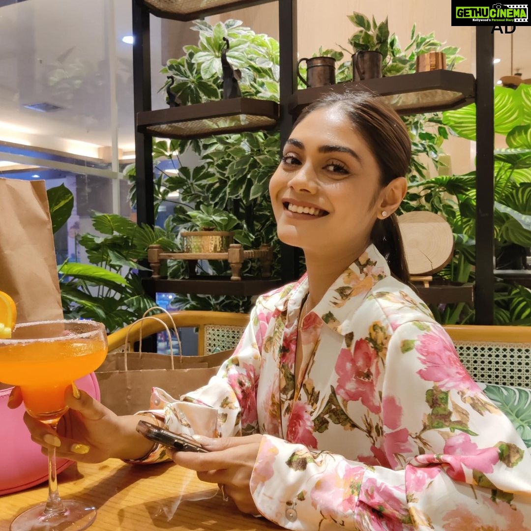Sreejita De Instagram - I love travelling. And Thailand is one of my favorite destinations. When in Thailand shopping is a MUST! @emporium_emquartier is the place, to have the best shopping experience. When are you planning your next visit to Thailand? Its right next to BTS Phrom Phong Station They've got all the premium services and I absolutely love it! You can't miss this if you're in Thailand. #Emporium #Emquartier #Emdistrict #bangkokshopping #themallbangkok #Emporiumemquartier #actorslife #travel