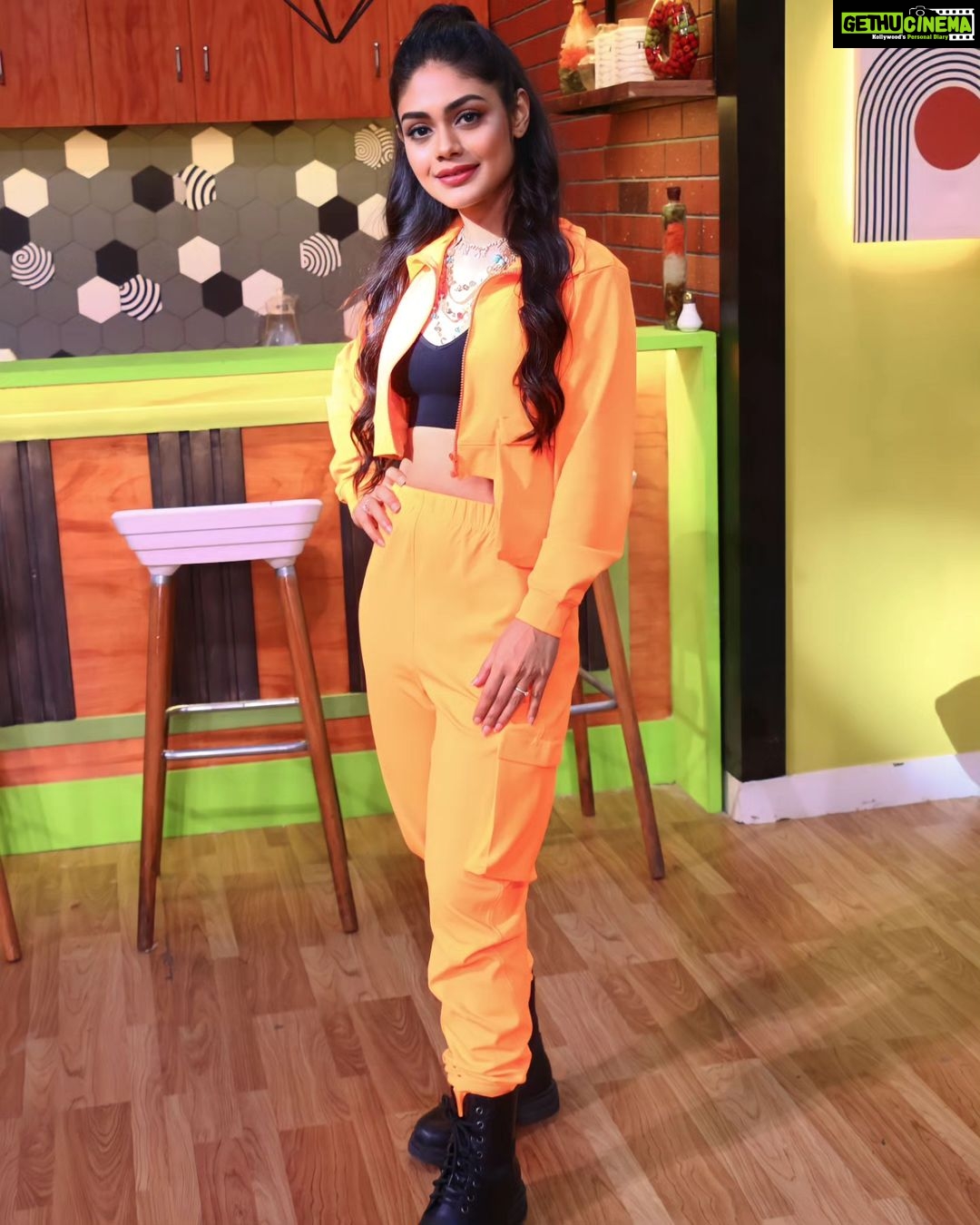 Sreejita De Instagram - Aa Rahi Hu Aap Sabko Entertain karne π only on #EntertainmentKiRaatHousefull . Styled by: @ashnaamakhijani Outfit: @AmoreCoutureOfficial Jewellery: @delicatofficial . #sreesquad #sreejitade #colors #colorstv #voot #trending #celebrity