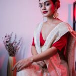 Sreejita De Instagram – A saree is an attire that makes a woman look more attractive ☺💕
.
🎬Shot & Edited by @ashmaneditors
.
#sreesquad #Sreejitade #saree #indianoutfit #traditional #trendingreels #viral #sareelove #explorepage #explore #trending #trends #trend