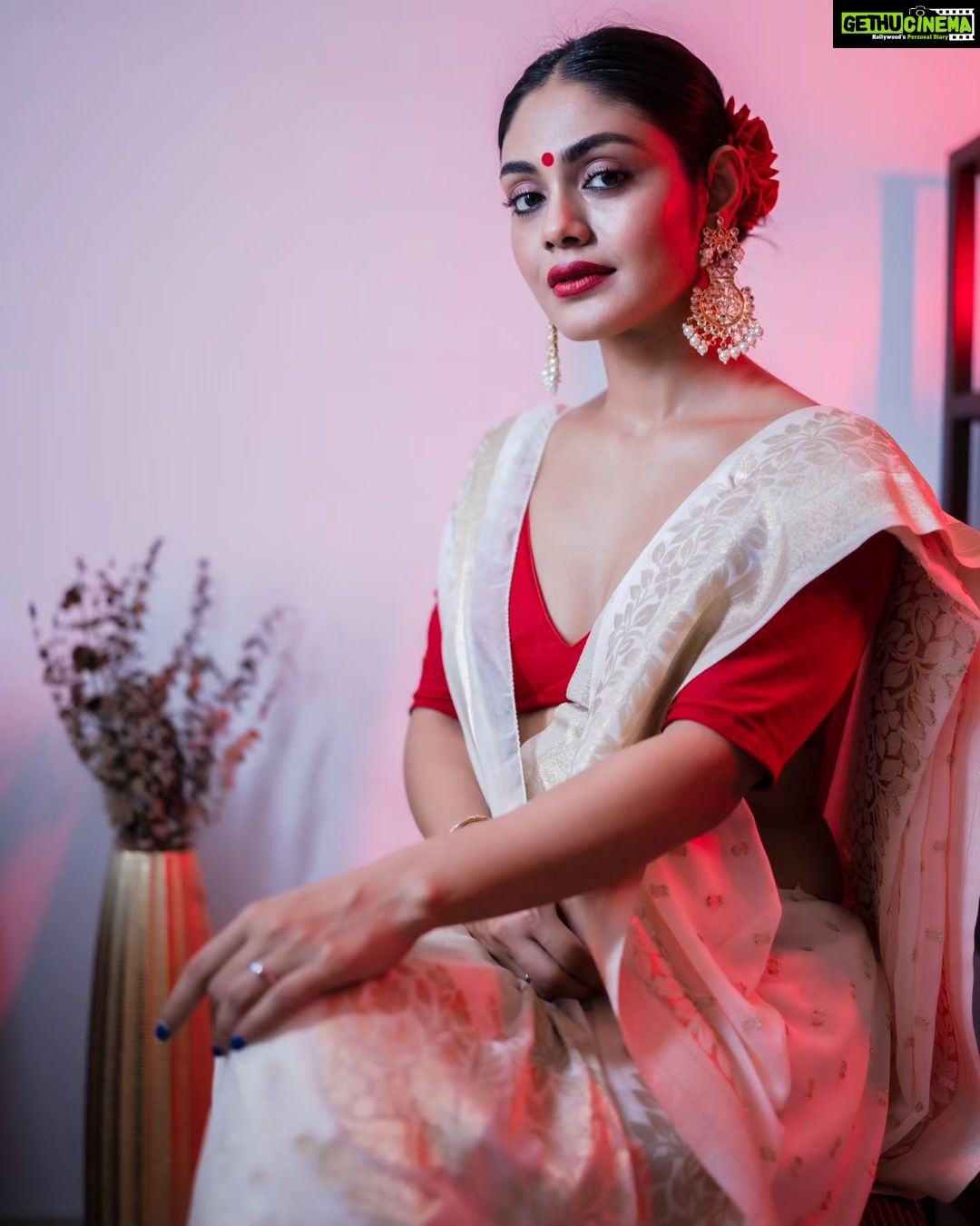 Sreejita De Instagram - A saree is an attire that makes a woman look more attractive ☺💕 . 🎬Shot & Edited by @ashmaneditors . #sreesquad #Sreejitade #saree #indianoutfit #traditional #trendingreels #viral #sareelove #explorepage #explore #trending #trends #trend