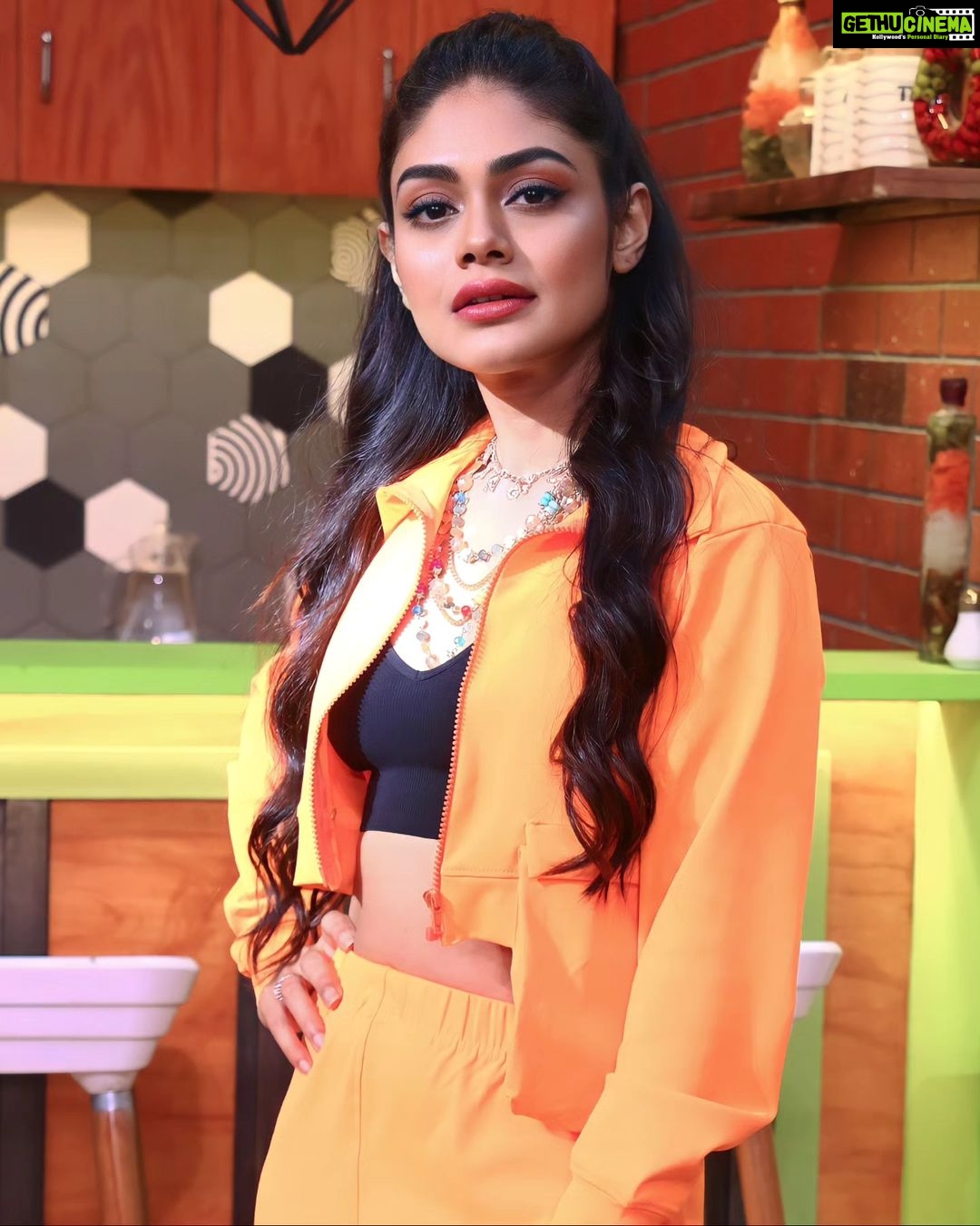 Sreejita De Instagram - Aa Rahi Hu Aap Sabko Entertain karne π only on #EntertainmentKiRaatHousefull . Styled by: @ashnaamakhijani Outfit: @AmoreCoutureOfficial Jewellery: @delicatofficial . #sreesquad #sreejitade #colors #colorstv #voot #trending #celebrity