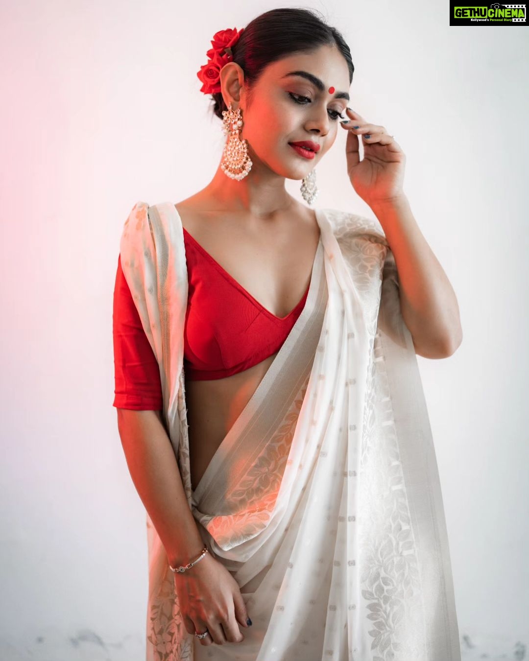 Sreejita De Instagram - A saree is an attire that makes a woman look more attractive ☺💕 . 🎬Shot & Edited by @ashmaneditors . #sreesquad #Sreejitade #saree #indianoutfit #traditional #trendingreels #viral #sareelove #explorepage #explore #trending #trends #trend