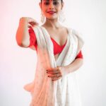 Sreejita De Instagram – A saree is an attire that makes a woman look more attractive ☺💕
.
🎬Shot & Edited by @ashmaneditors
.
#sreesquad #Sreejitade #saree #indianoutfit #traditional #trendingreels #viral #sareelove #explorepage #explore #trending #trends #trend