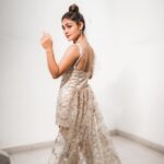 Sreejita De Instagram - In the artistry of this long tail outfit, I find my style and story. 🎨✨ 🎬Shot & Edited: @ashmaneditors Styled by: @ashnaamakhijani Outfit by: @narayaniadukia #sreejitade #photoshoot #actresslife #fashion #beauty #style #outfit # #explorepage #trending #explore #instagram