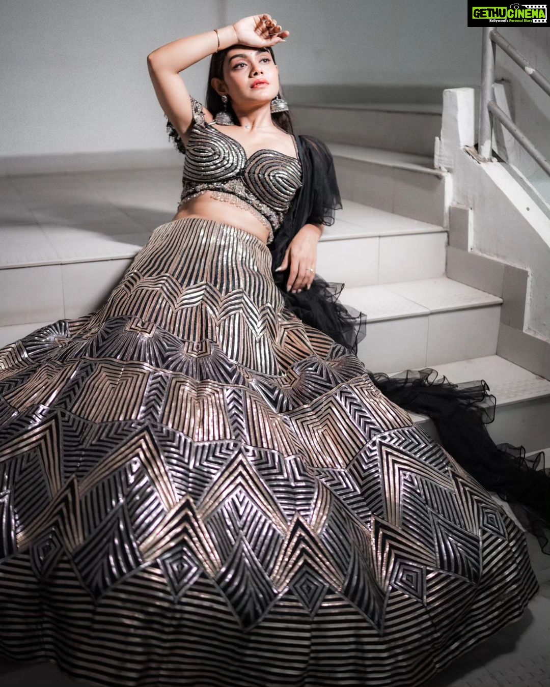 Sreejita De Instagram - A touch of elegance, a splash of tradition 🕊🤍 🎬Shot & Edited: @ashmaneditors Outfit: @asopalav @saree.com_by_asopalav #sreejita #traditional #indianoutfit #photoshoot #style #fashion #explorepage #trending