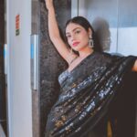 Sreejita De Instagram - Draped in black, embracing the power of simplicity. 🖤💪 🎬Shot & Edited by @ashmaneditors #sreejitade #fashion #saree #blacksaree #beauty #actresslife #photoshoot #pretty #explorepage #trending #photography