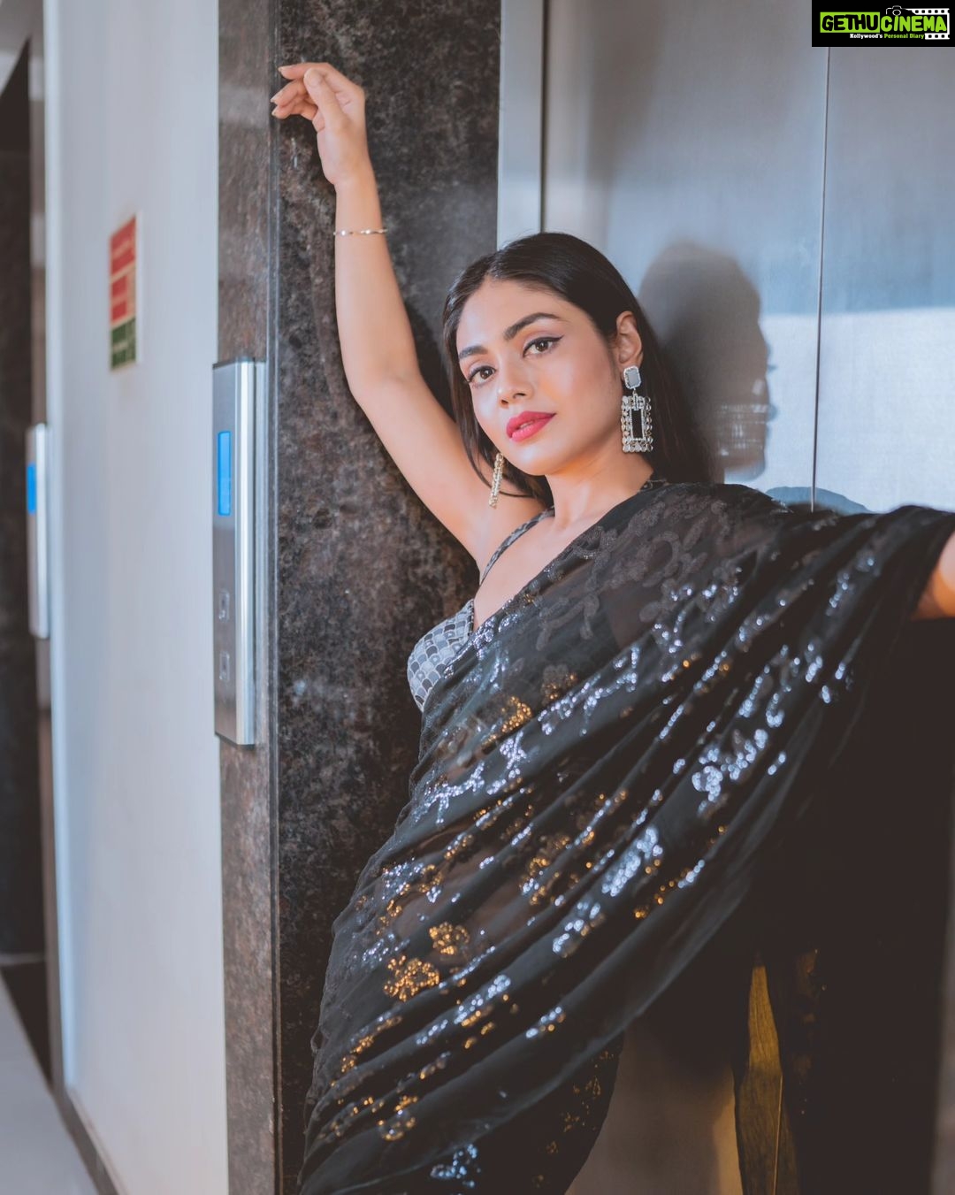 Sreejita De Instagram - Draped in black, embracing the power of simplicity. 🖤💪 🎬Shot & Edited by @ashmaneditors #sreejitade #fashion #saree #blacksaree #beauty #actresslife #photoshoot #pretty #explorepage #trending #photography