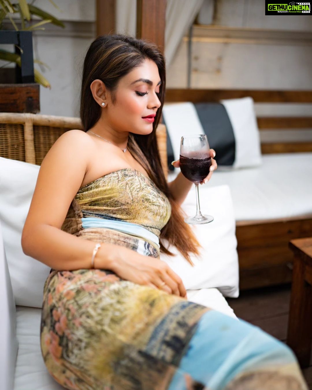 Sreejita De Instagram - With a glass of wine, every moment becomes a celebration. 🥂🎉 🎬Shot & Edited by @ashmaneditors Location @truetrammtrunk #sreejitade #fashion #gown #vine #outfit #beauty #photoshoot #pretty #explorepage #trending #photography